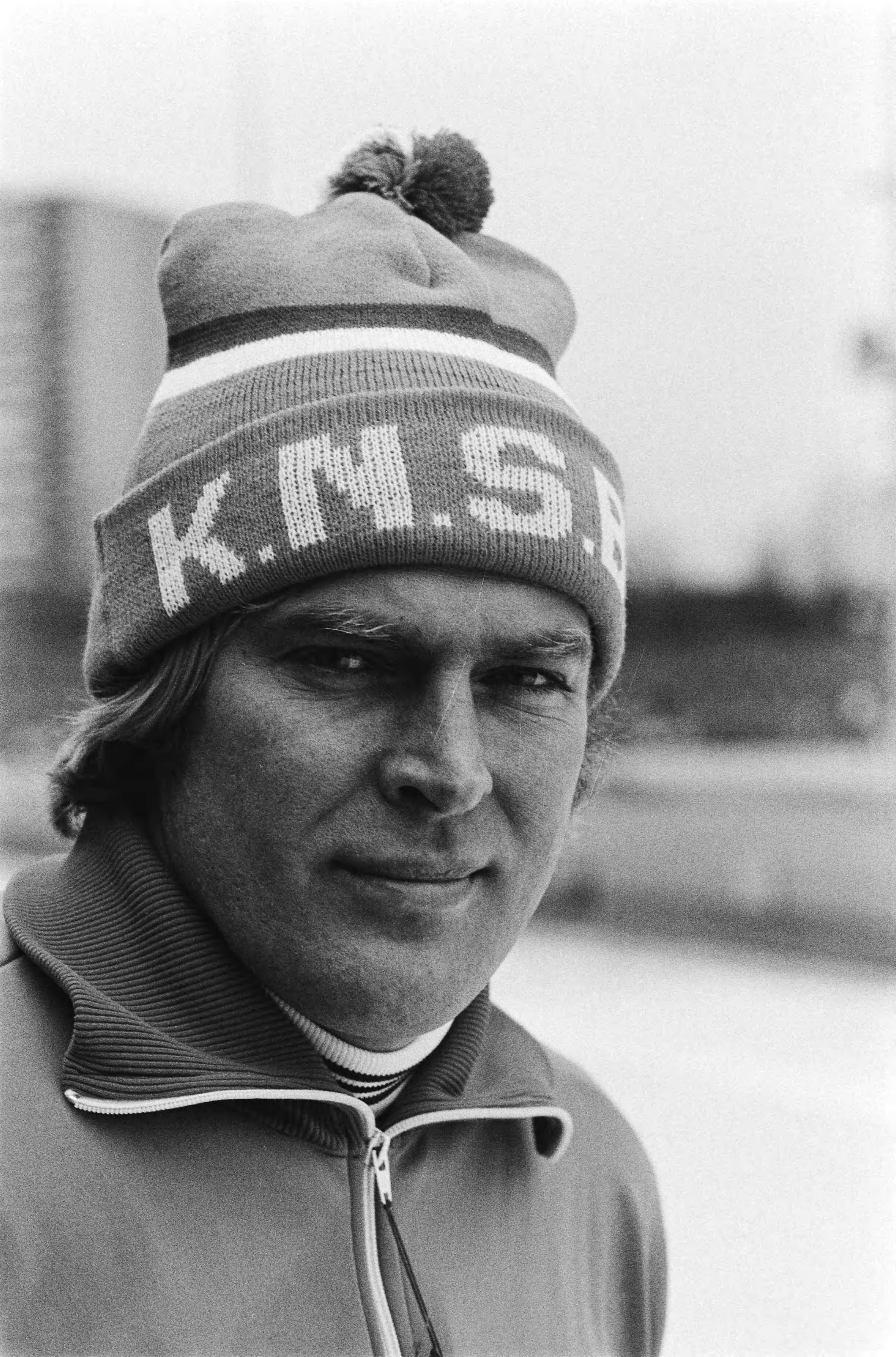 Fotocollectie Anefo — Schaatswedstrijden op de Uithof in Den Haag ter gelegenheid van 100-jarig bestaan KNSB. Ard Schenk — Foto: Antonisse, Marcel / Anefo. Licentie: Set B: Rechtenvrij / Publiek Domein. Bron: Nationaal Archief. http://hdl.handle.net/10648/ad11591c-d0b4-102d-bcf8-003048976d84