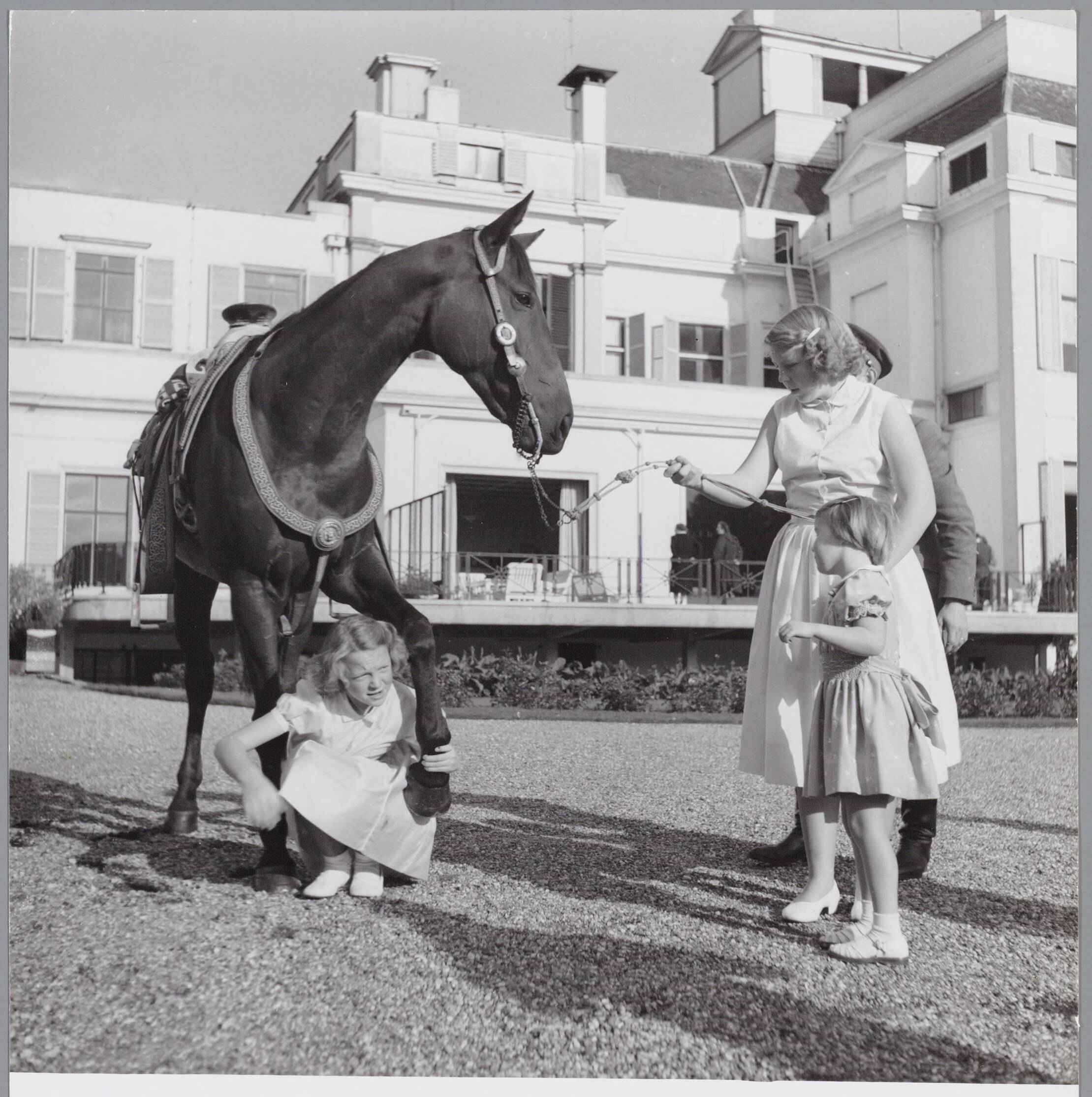 Fotocollectie RVD / Koninklijk Huis — De prinsessen Beatrix, Irene en Marijke met paard in de tuin van Paleis Soestdijk — Foto: Onbekend / RVD. Licentie: Set B: Rechtenvrij / Publiek Domein. Bron: Nationaal Archief. http://hdl.handle.net/10648/afb06c9e-d0b4-102d-bcf8-003048976d84