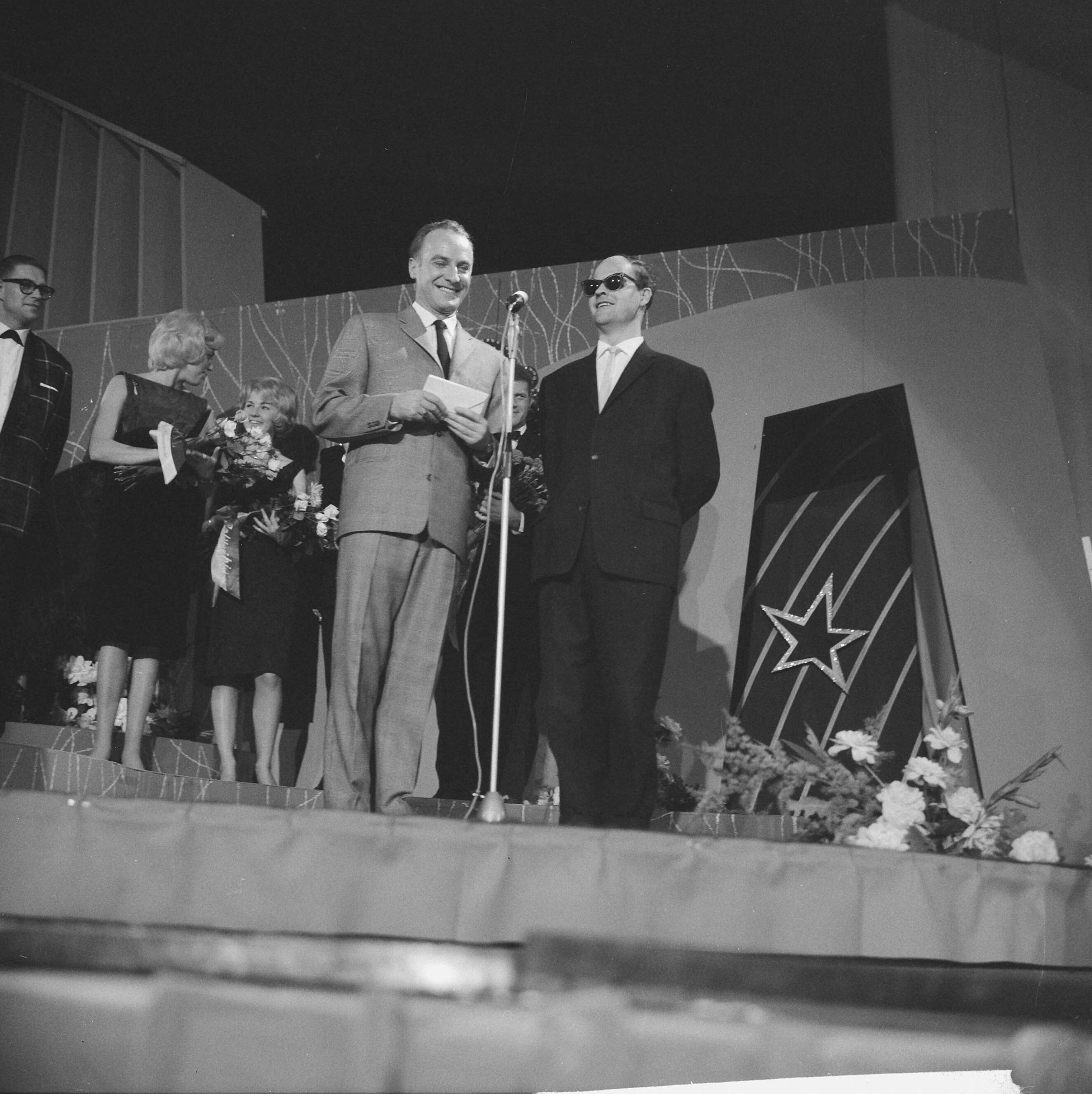 Grand Gala du Disque 1962 — Grand Gala du Disque , Wim Sonneveld met Jules de Corte — Foto: Koch, Eric / Anefo. Licentie: Set B: Rechtenvrij / Publiek Domein. Bron: Nationaal Archief. http://hdl.handle.net/10648/aa195ec6-d0b4-102d-bcf8-003048976d84