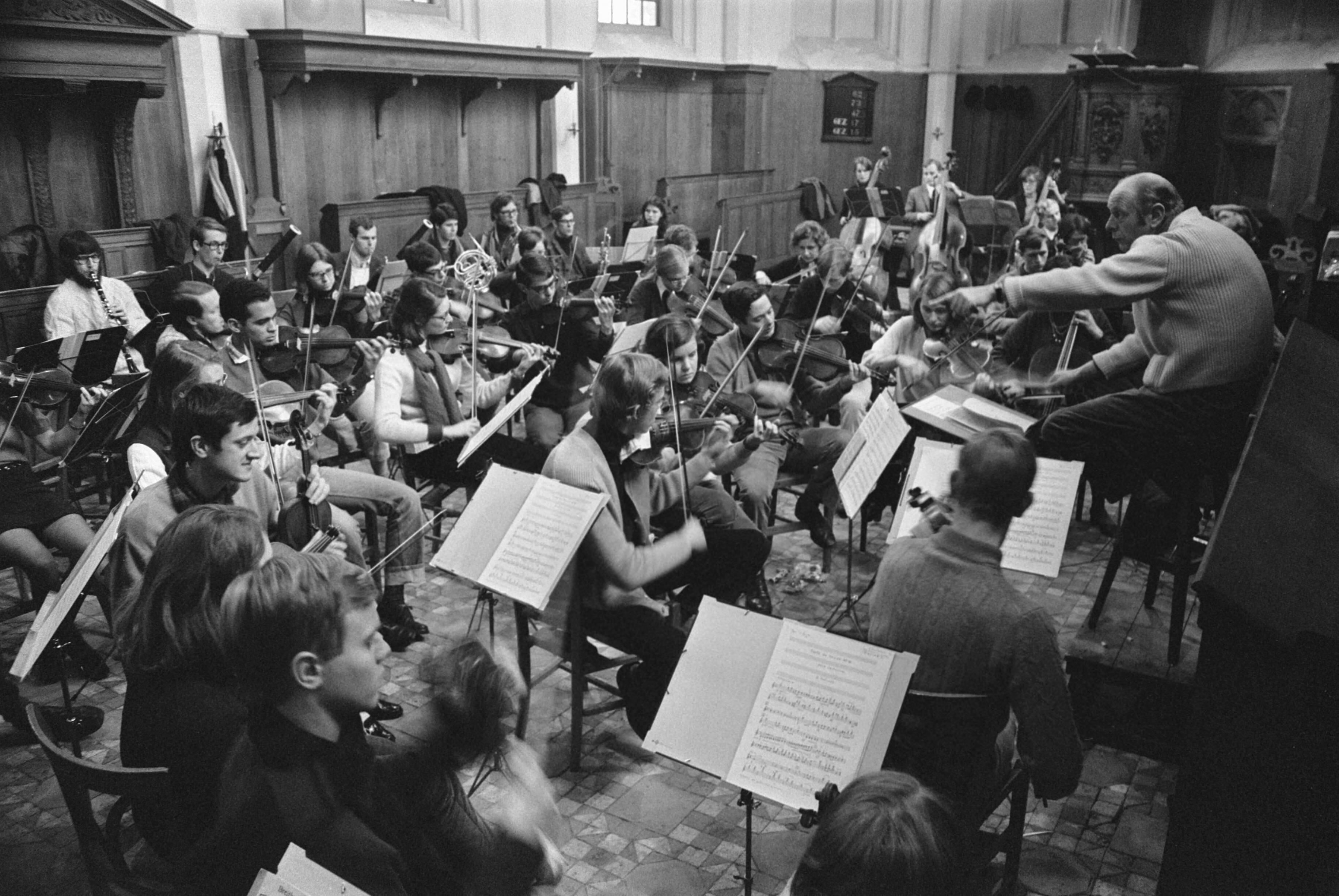 Fotocollectie Anefo — Nederlands Studenten Orkest repeteert in Ruine kerk te Bergen. Nummer 24 Dirigent Jan Brussen , nummers 25.26 Overzicht — Foto: Verhoeff, Bert / Anefo. Licentie: Set B: Rechtenvrij / Publiek Domein. Bron: Nationaal Archief. http://hdl.handle.net/10648/ab87d7ec-d0b4-102d-bcf8-003048976d84