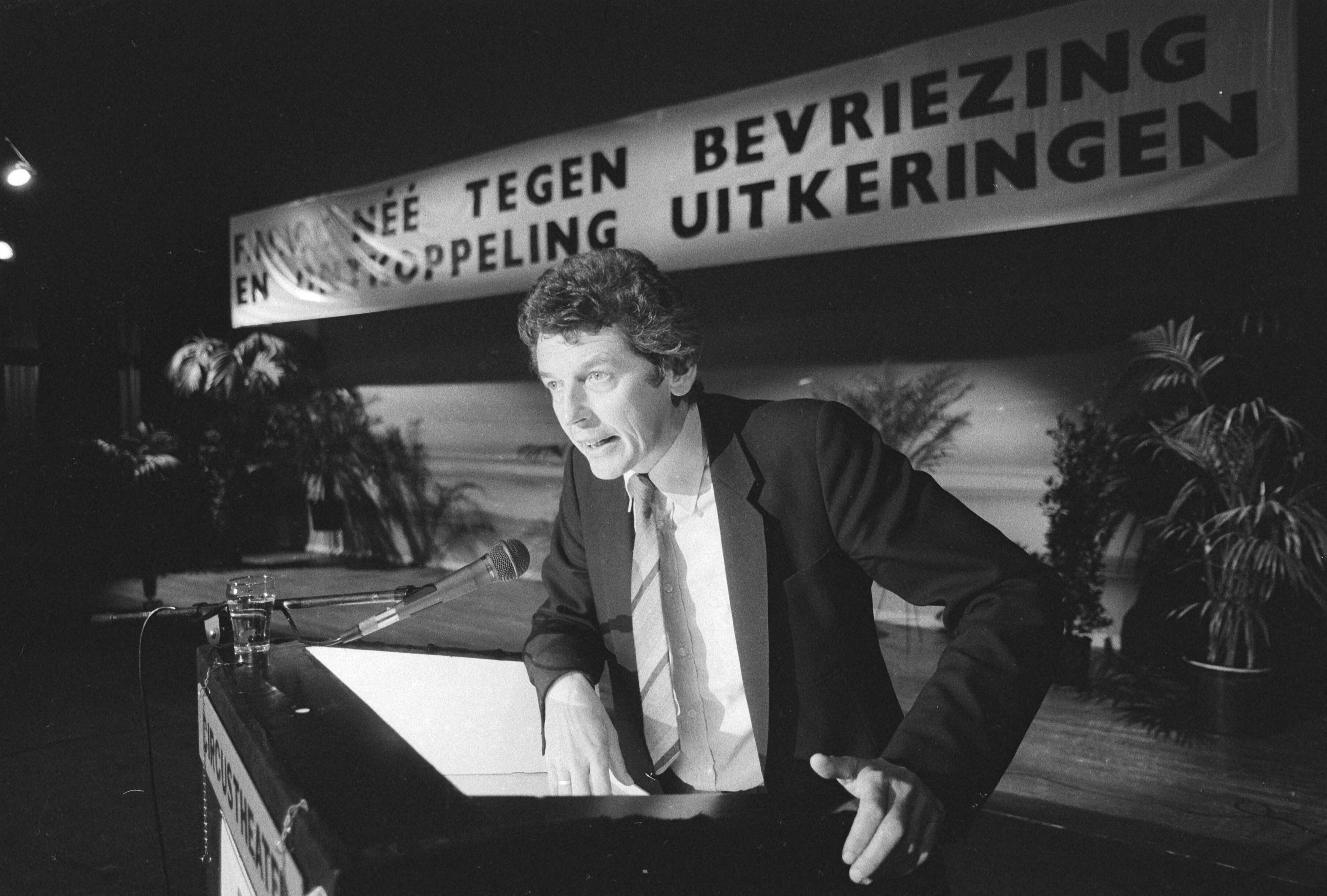 Fotocollectie Anefo — Protestmanifestatie van FNV in Scheveningen tegen bezuinigingsplannen regering; Wim Kok tijdens rede — Foto: Dijk, Hans van / Anefo. Licentie: Set B: Rechtenvrij / Publiek Domein. Bron: Nationaal Archief. http://hdl.handle.net/10648/ad1a0a8a-d0b4-102d-bcf8-003048976d84