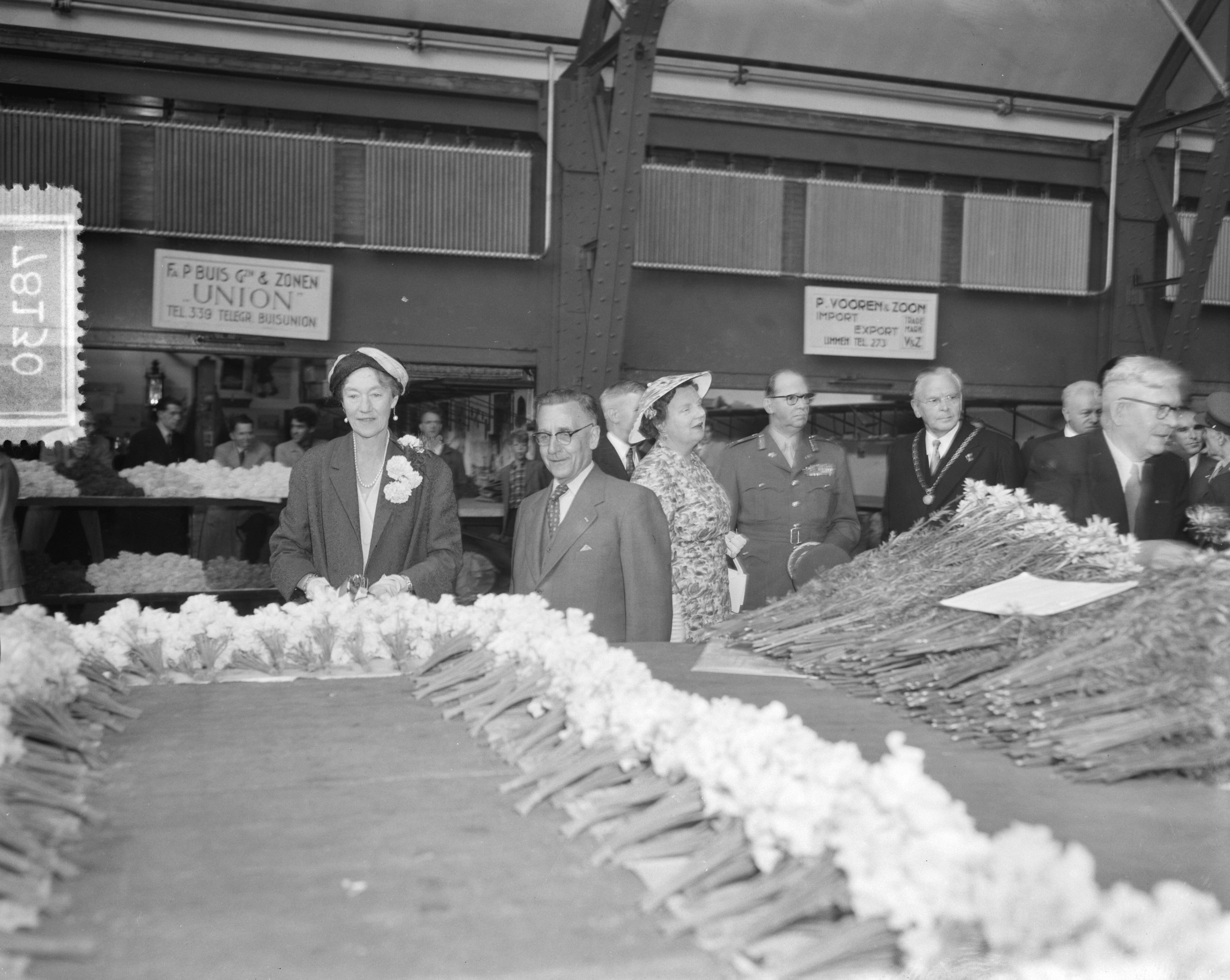 Staatsbezoek groothertogin Charlotte van Luxemburg en haar echtgenoot prins Felix — Laatste dag bezoek Luxemburgse gasten. Luxemburgs groot-hertogelijk paar bezoekt bloemenveiling te Aalsmeer — Foto: Pot, Harry / Anefo. Licentie: Set B: Rechtenvrij / Publiek Domein. Bron: Nationaal Archief. http://hdl.handle.net/10648/a9497760-d0b4-102d-bcf8-003048976d84