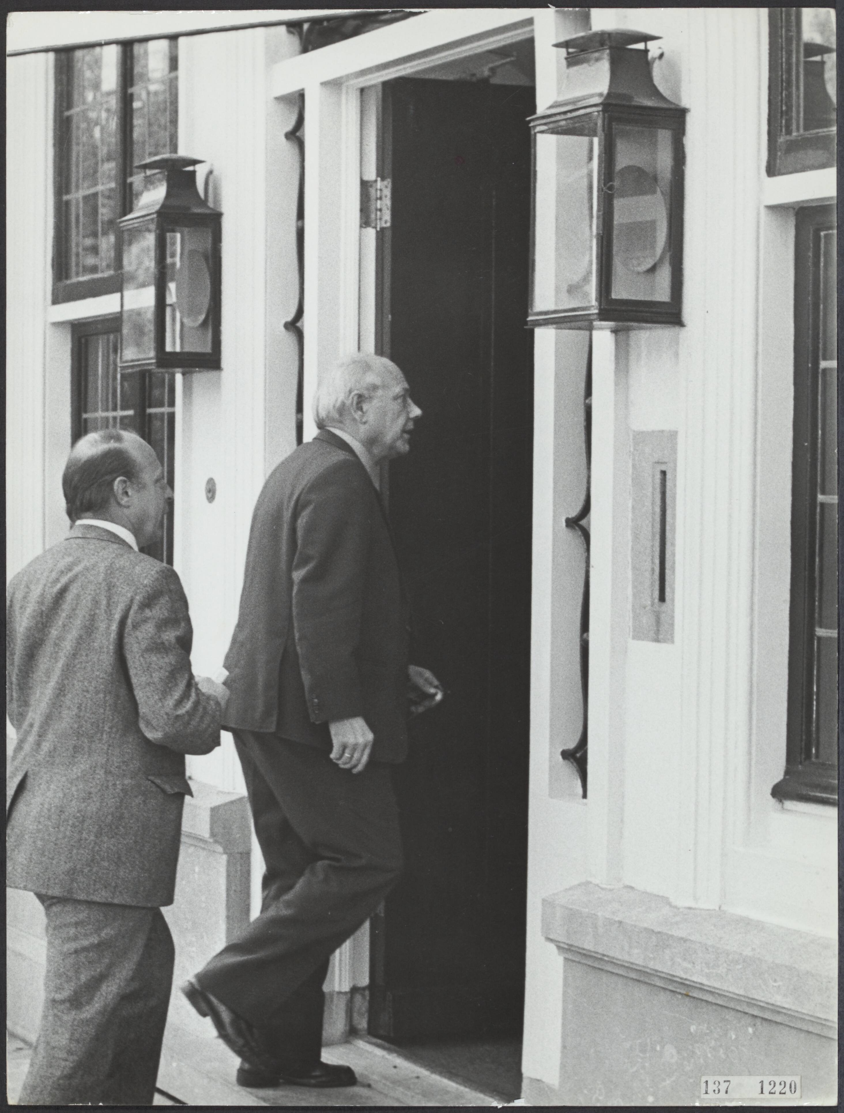 Actualiteiten [RVD] — Voor de eerste maal ministerraadsvergadering van het kabinet Den Uyl in het Catshuis te Den Haag. Premier Den Uyl gaat het Catshuis binnen — Foto: Fotograaf Onbekend / Anefo. Licentie: Set B: Rechtenvrij / Publiek Domein. Bron: Nationaal Archief. http://hdl.handle.net/10648/af6b8e44-d0b4-102d-bcf8-003048976d84