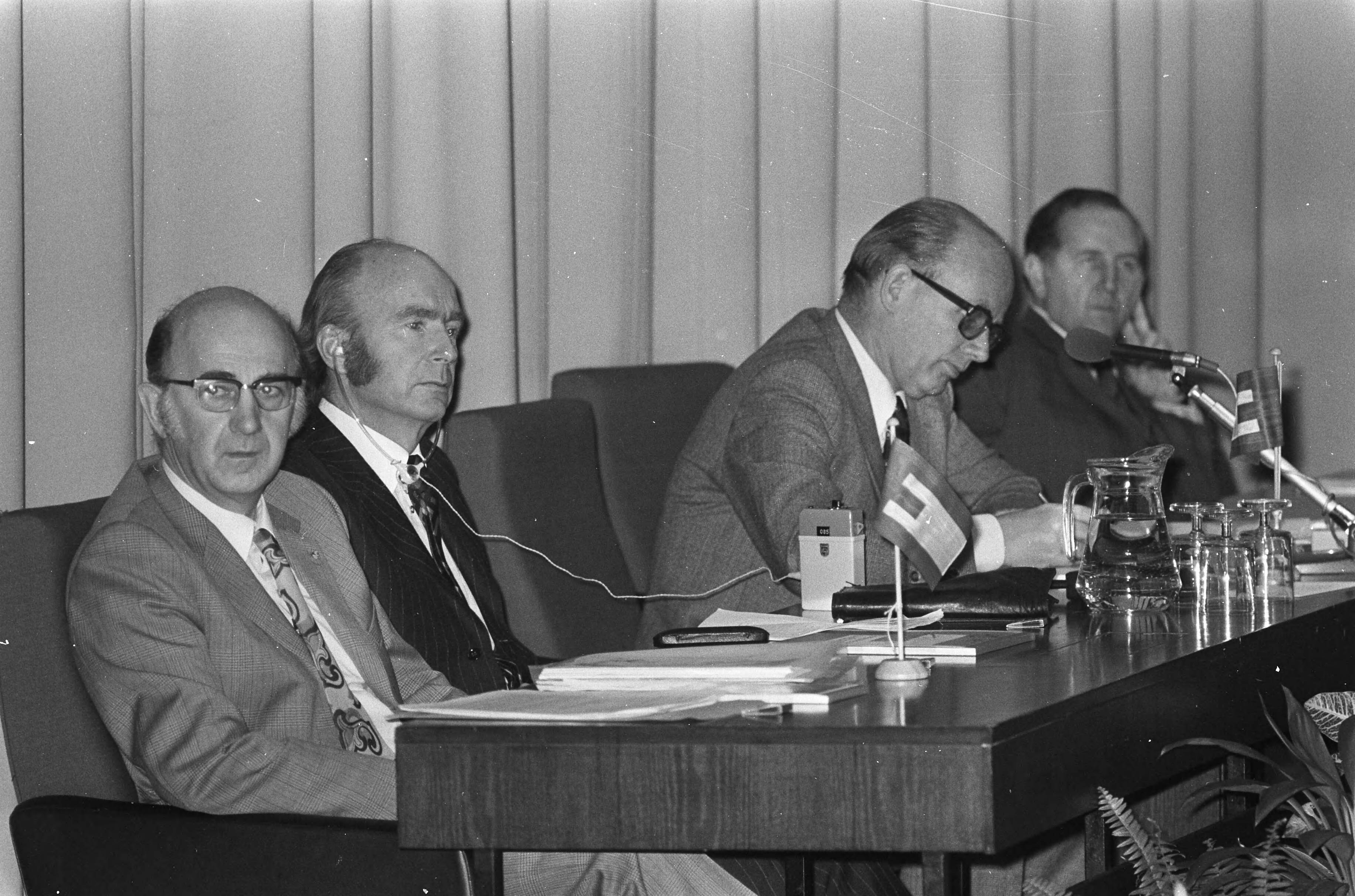 Conferentie van de Europese Beweging in Utrecht — Van links naar rechts W. Spit (NKV), dr. P. Hillery (Europese commissaris), H. G. Buiter (burgemeester van Groningen) en C. van Veen (vice-voorzitter VNO) — Foto: Fotograaf Onbekend / Anefo. Licentie: Set B: Rechtenvrij / Publiek Domein. Bron: Nationaal Archief. http://hdl.handle.net/10648/ac3cfe2e-d0b4-102d-bcf8-003048976d84
