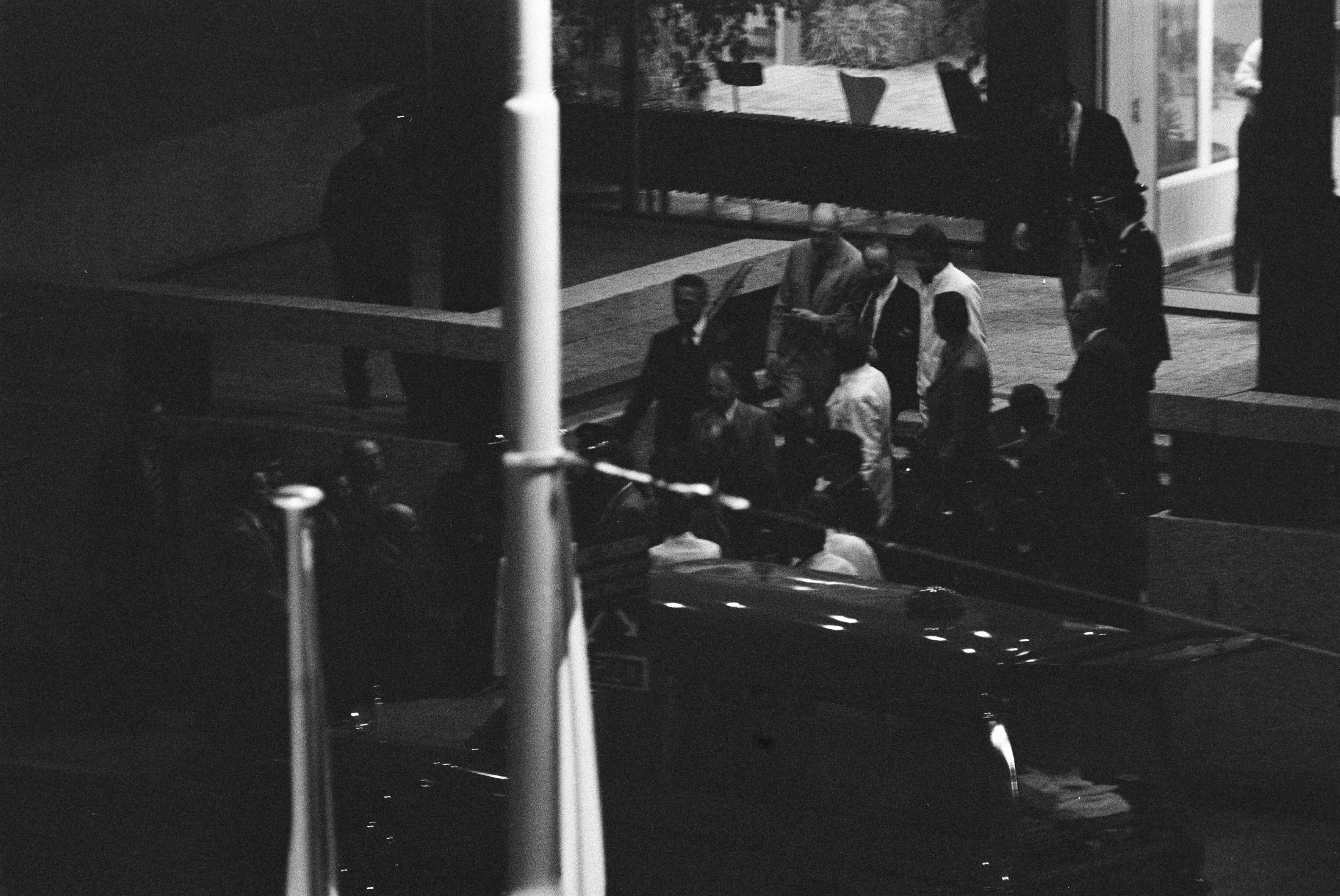 Fotocollectie Anefo — Gijzelingsdrama Den Haag ; bevrijde gijzelaars worden door politie naar buiten gebracht — Foto: Peters, Hans / Anefo. Licentie: Set B: Rechtenvrij / Publiek Domein. Bron: Nationaal Archief. http://hdl.handle.net/10648/ac5586c4-d0b4-102d-bcf8-003048976d84