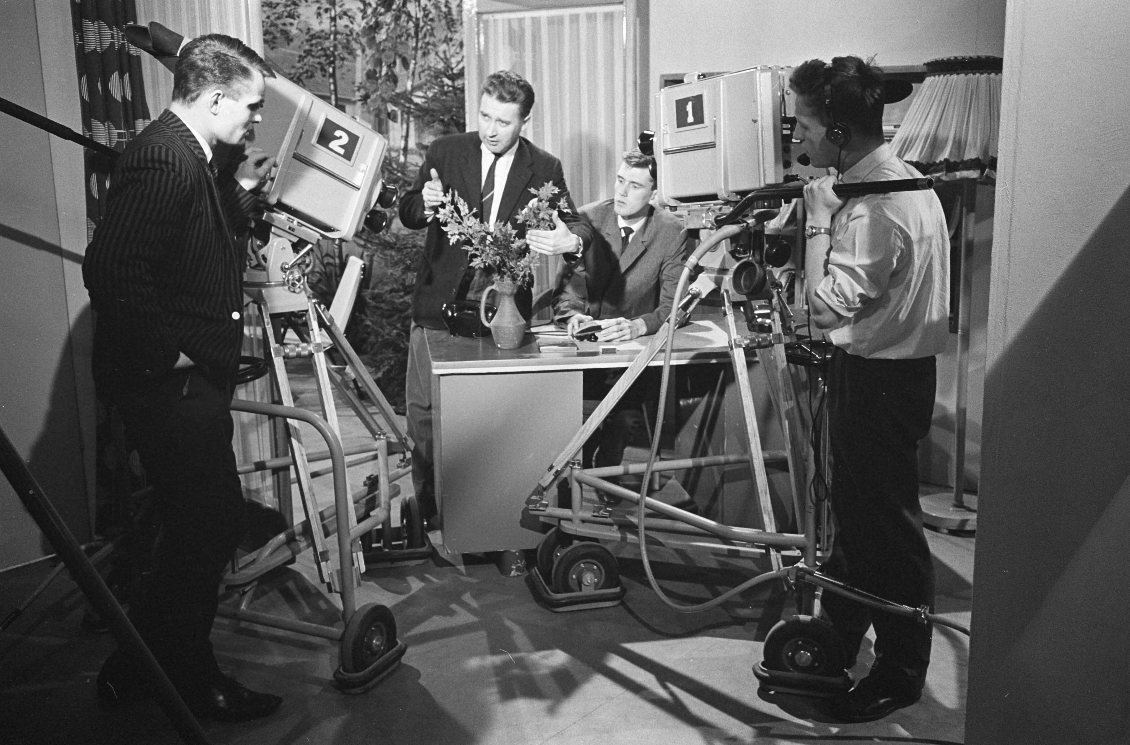 Fotocollectie Anefo — Sinds 2 januari heeft de Nederlandse Televisie Stichting (NTS) een eigen bedrijfsschool voor de opleiding tot cameraman, belichter, technicus en regisseur in kasteel Groeneveld te Baarn. In het kasteel is o.m. een kleine studio ingericht, waarin de praktijklessen worden gegeven. In het midden 1e cameraman B.G.A. van Veluwen — Foto: Rossem, Wim van / Anefo. Licentie: Set B: Rechtenvrij / Publiek Domein. Bron: Nationaal Archief. http://hdl.handle.net/10648/a9f55a3a-d0b4-102d-bcf8-003048976d84