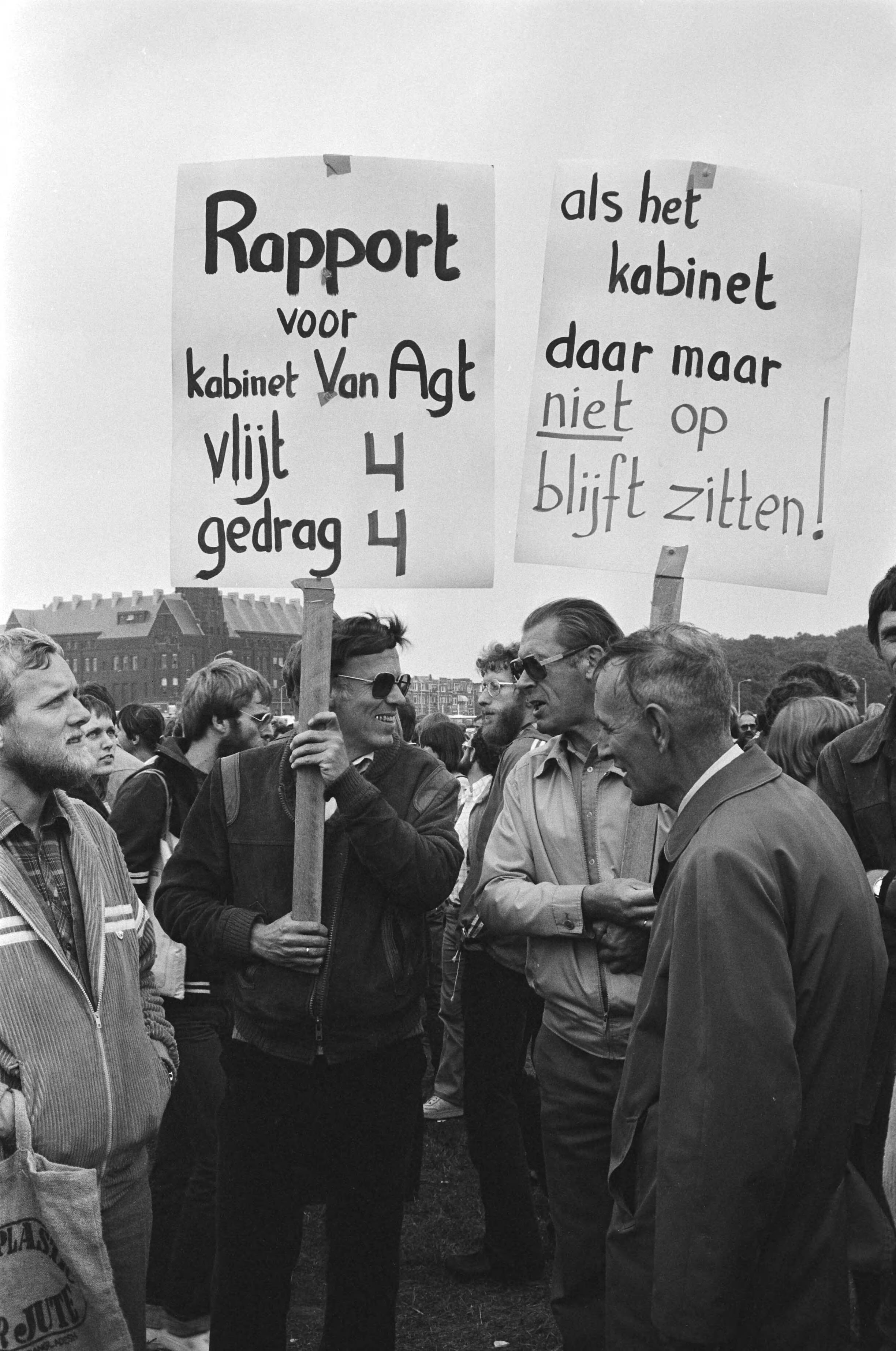 Fotocollectie Anefo — Demonstratie leerkrachten in Den Haag tegen beleid regering, demonstranten op het Malieveld — Foto: Croes, Rob C. / Anefo. Licentie: Set B: Rechtenvrij / Publiek Domein. Bron: Nationaal Archief. http://hdl.handle.net/10648/ace975a0-d0b4-102d-bcf8-003048976d84