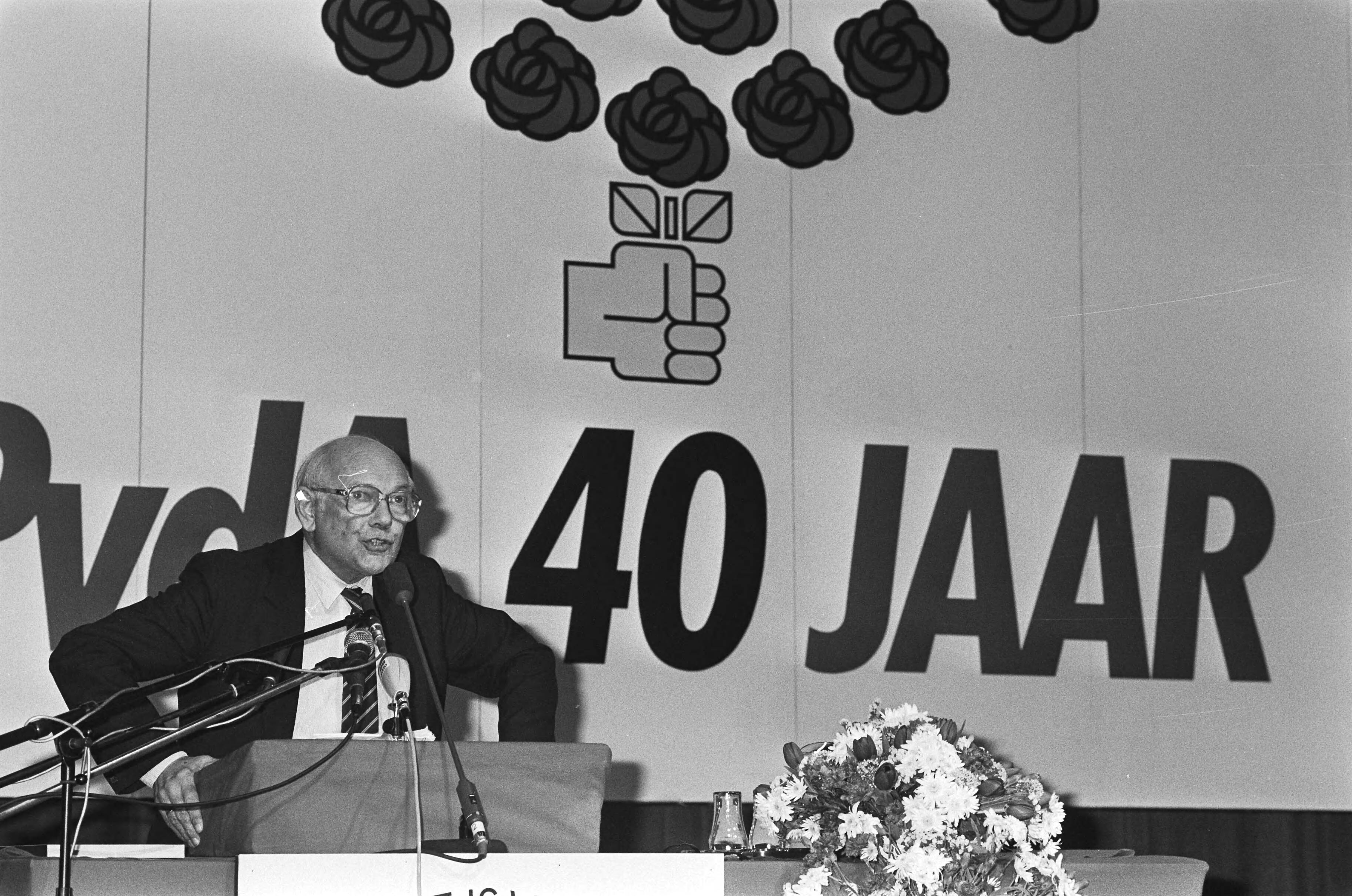 Viering 40 jarig bestaan van PvdA in Den Haag — Joop den Uyl sprekend — Foto: Molendijk, Bart / Anefo. Licentie: Set B: Rechtenvrij / Publiek Domein. Bron: Nationaal Archief. http://hdl.handle.net/10648/ad4fa618-d0b4-102d-bcf8-003048976d84