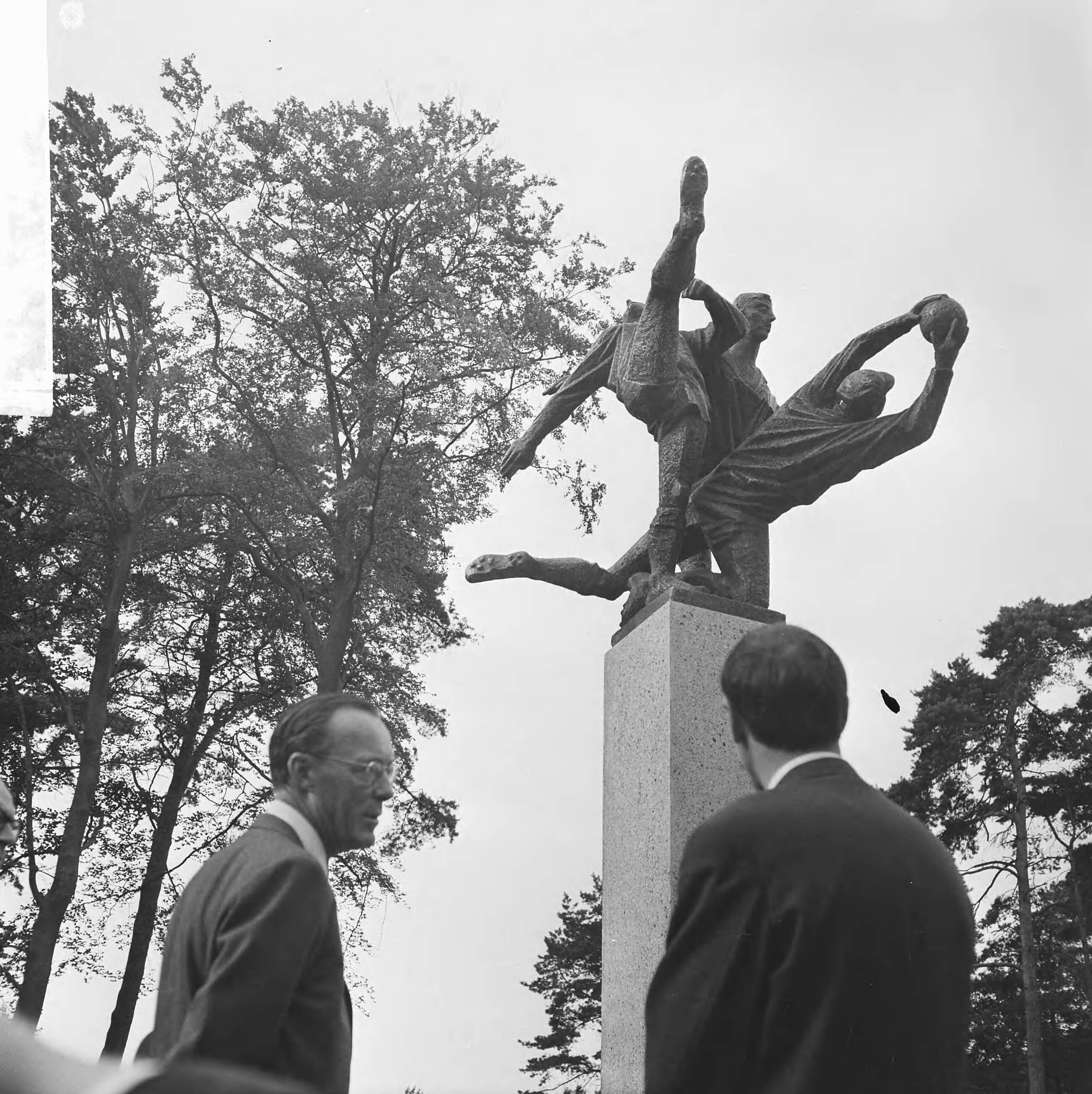 Fotocollectie Anefo — Opening KNVB-sportcentrum te Zeist door prins Bernhard, prins Bernhard en beeldhouwer A.P. Schaller kijken naar het beeld "Voetballers" — Foto: Nijs, Jac. de / Anefo. Licentie: Set B: Rechtenvrij / Publiek Domein. Bron: Nationaal Archief. http://hdl.handle.net/10648/aac0c026-d0b4-102d-bcf8-003048976d84