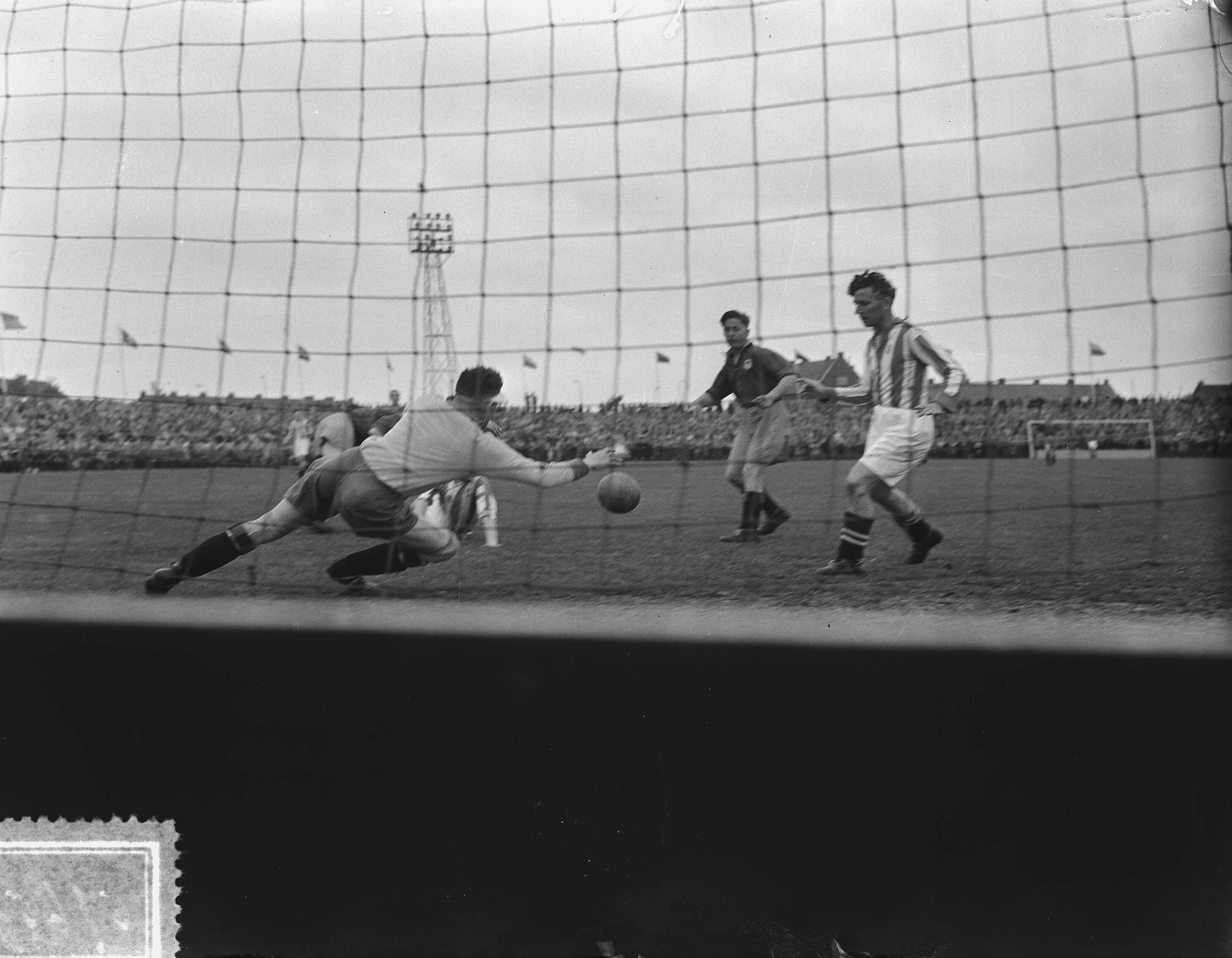 Fotocollectie Anefo — Voetbal. Haarlem tegen Heerenveen 2-0. Spelmoment — Foto: Bilsen, Joop van / Anefo. Licentie: Set B: Rechtenvrij / Publiek Domein. Bron: Nationaal Archief. http://hdl.handle.net/10648/a90d5c6c-d0b4-102d-bcf8-003048976d84