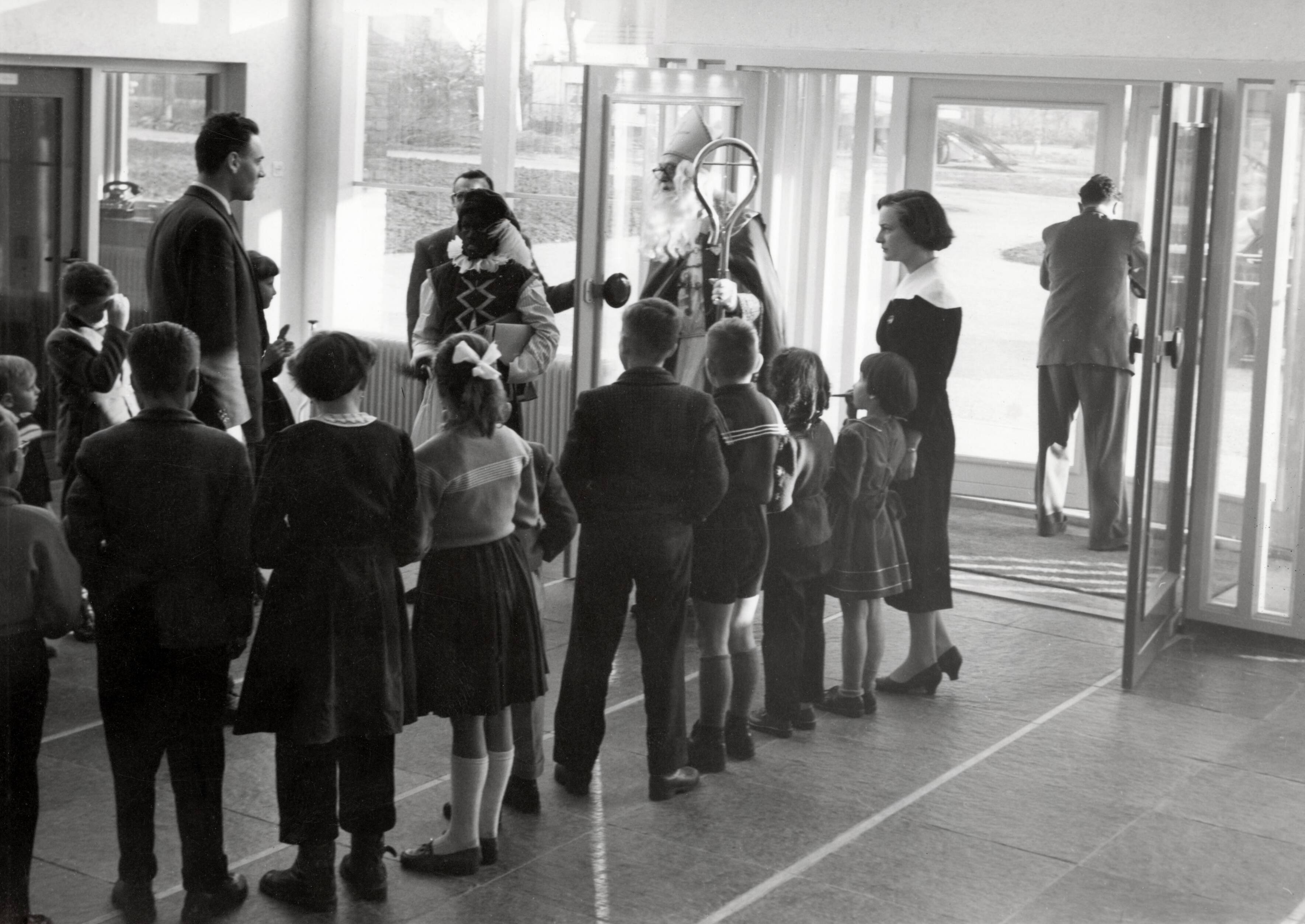 Collectie nader te bepalen — [Sinterklaasfeest N.V. Drukkerij De Spaarnestad in Haarlem] [aankomst Sinterklaas] — Foto: Fotograaf Onbekend / Fotobureau onbekend / Spaarnestad Photo (05887). Licentie: Set B: Rechtenvrij / Publiek Domein. Bron: Nationaal Archief. http://hdl.handle.net/10648/35429da6-405f-a382-e063-6df0900a6686