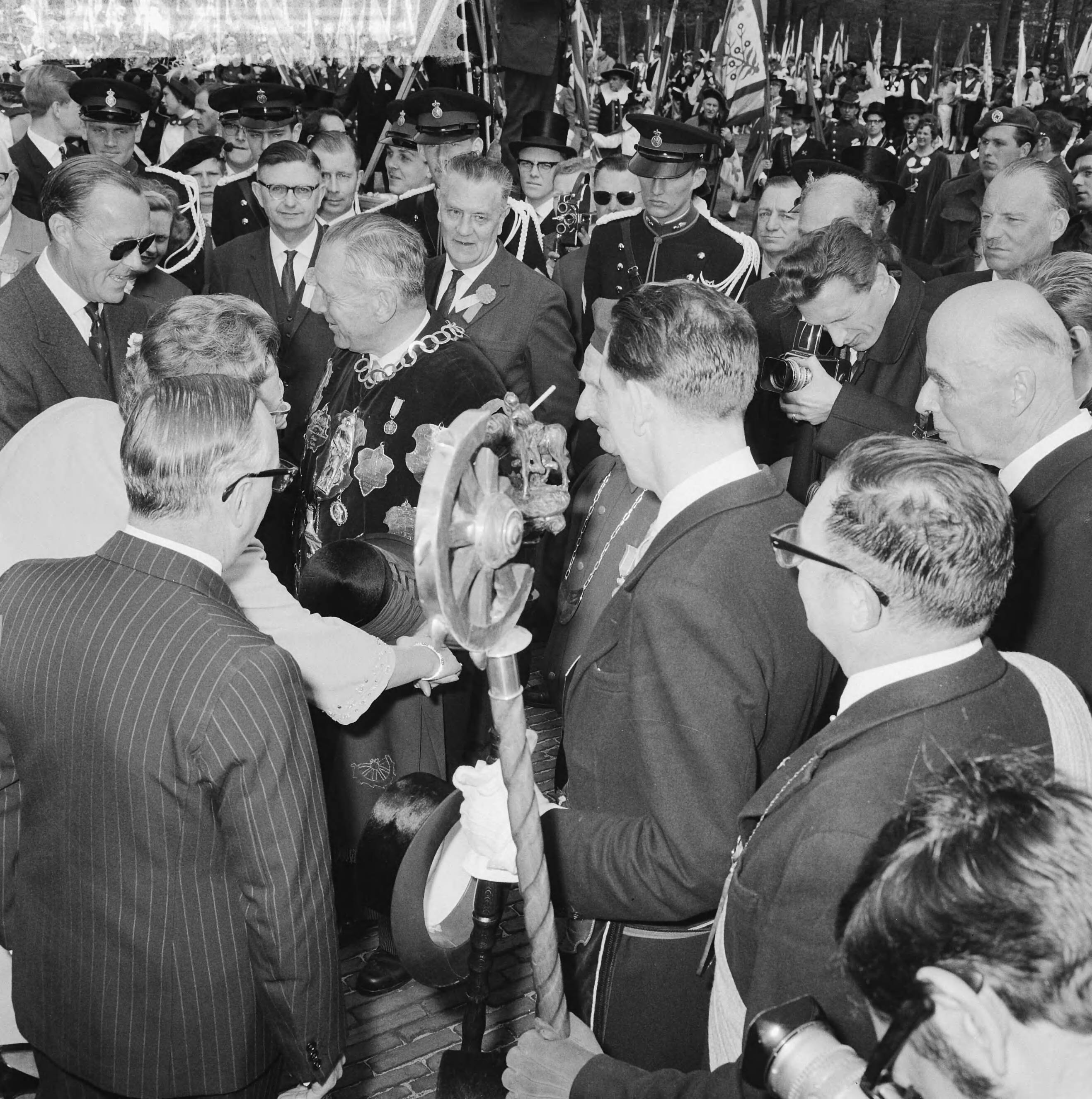 Koninginnedag 1964 — Defilé Soestdijk, Koningin Juliana en prins Bernhard in gesprek met een schutterskoning — Foto: Nijs, Jac. de / Anefo. Licentie: Set B: Rechtenvrij / Publiek Domein. Bron: Nationaal Archief. http://hdl.handle.net/10648/aa66d6e2-d0b4-102d-bcf8-003048976d84