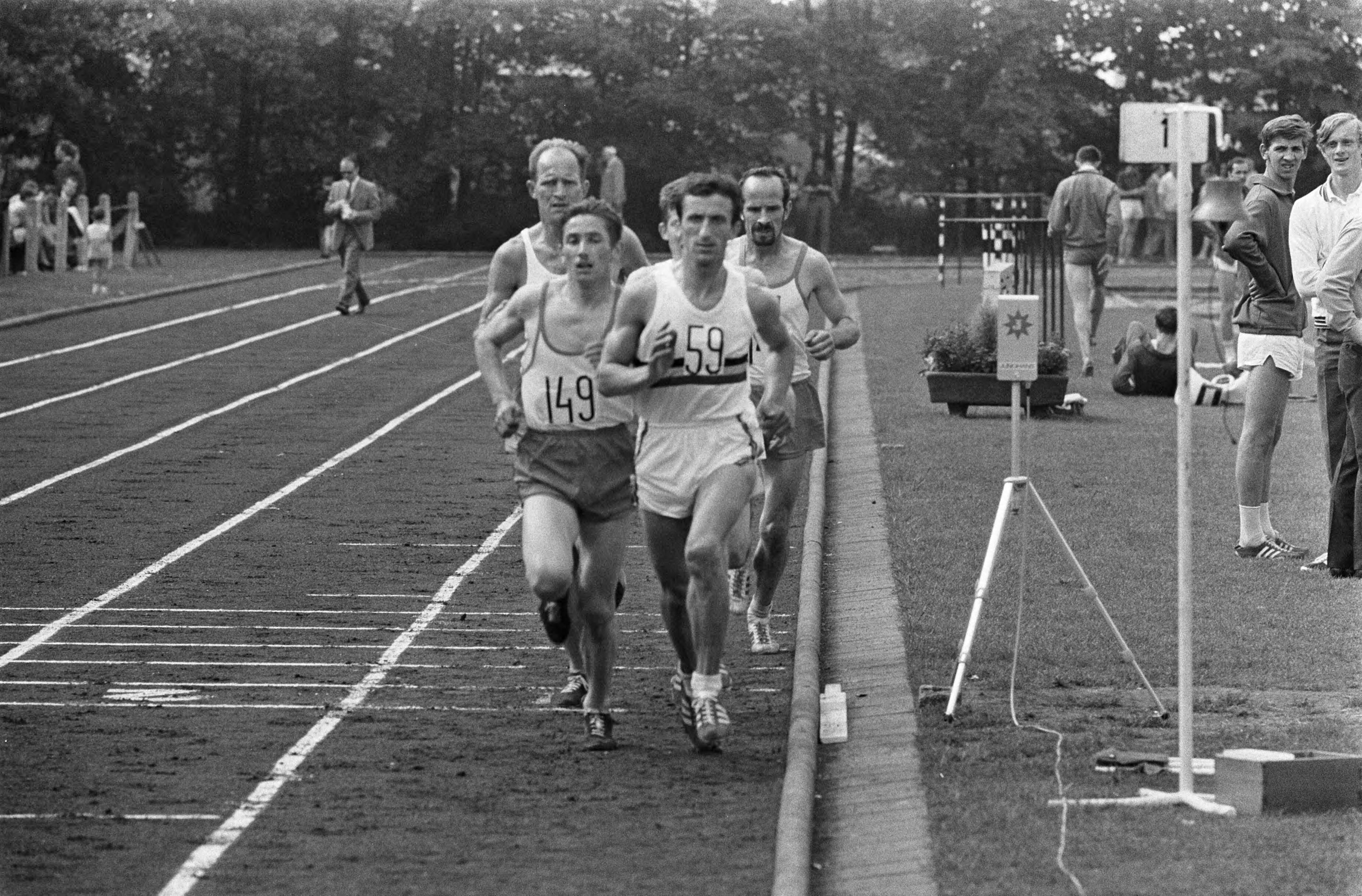 Atletiekinterland Nederland - België — Hardlopers in actie — Foto: Fotograaf Onbekend / Anefo. Licentie: Set B: Rechtenvrij / Publiek Domein. Bron: Nationaal Archief. http://hdl.handle.net/10648/ab70fa72-d0b4-102d-bcf8-003048976d84