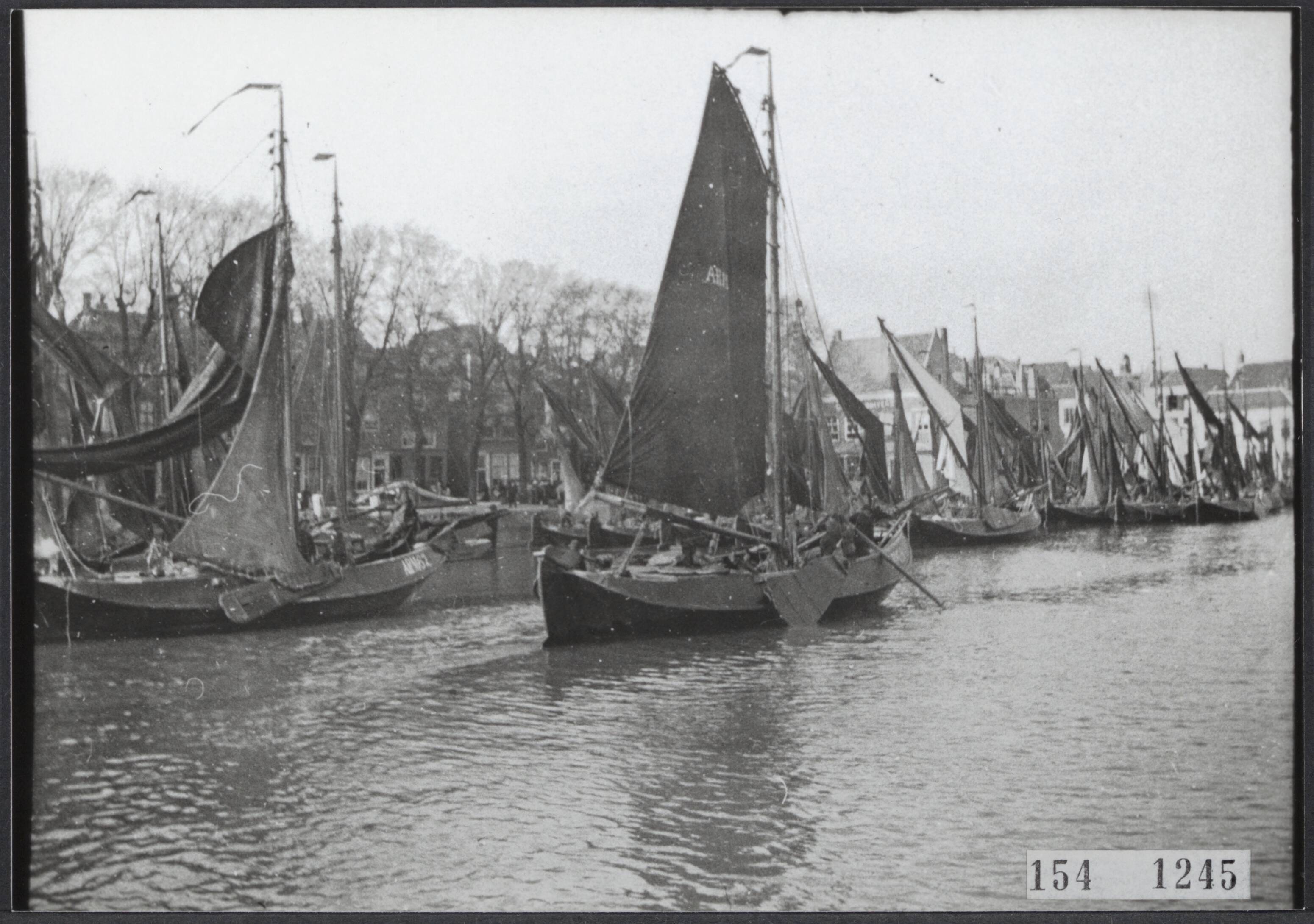 Serie Vanneufville (fotograaf uit Tourcoing 1855-1938) — Vissershaven Vlissingen — Foto: Vanneufville, Leonce Bertile. Licentie: Set B: Rechtenvrij / Publiek Domein. Bron: Nationaal Archief. http://hdl.handle.net/10648/7b7e5681-6bc7-392f-eaa8-8ede66817b46