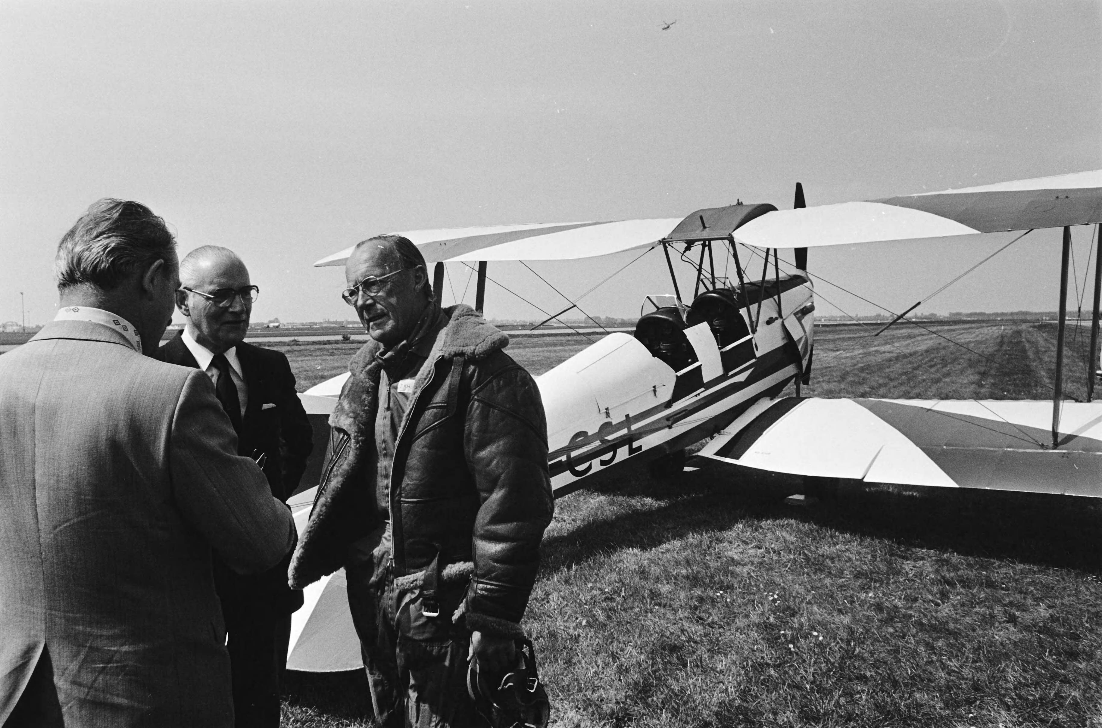 Fotocollectie Anefo — Ten gevolge van 60 jarig bestaan van Schiphol vloog Prins Bernhard in kledij uit de 20er jaren in Tiger Moth — Foto: Pereira, Fernando / Anefo. Licentie: Set B: Rechtenvrij / Publiek Domein. Bron: Nationaal Archief. http://hdl.handle.net/10648/ace07b58-d0b4-102d-bcf8-003048976d84