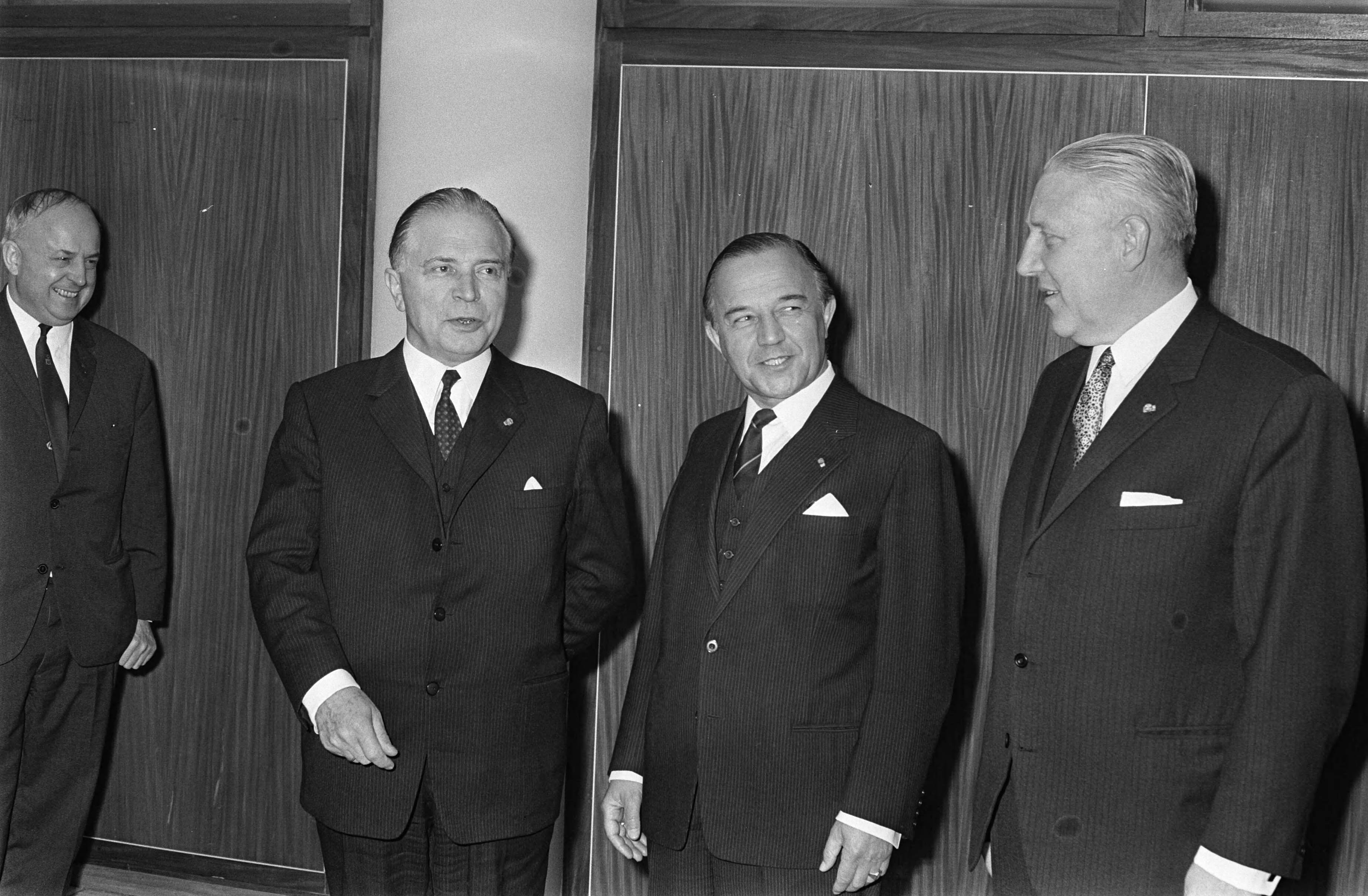 Fotocollectie Anefo — Benelux Regeringsconferentie in Congresgebouw, Den Haag links Gaston Eyskens (premier Belgie), premier de Jong en Pierre Werner (premier Luxemburg) / — Foto: Verhoeff, Bert / Anefo. Licentie: Set B: Rechtenvrij / Publiek Domein. Bron: Nationaal Archief. http://hdl.handle.net/10648/ab66ff7c-d0b4-102d-bcf8-003048976d84