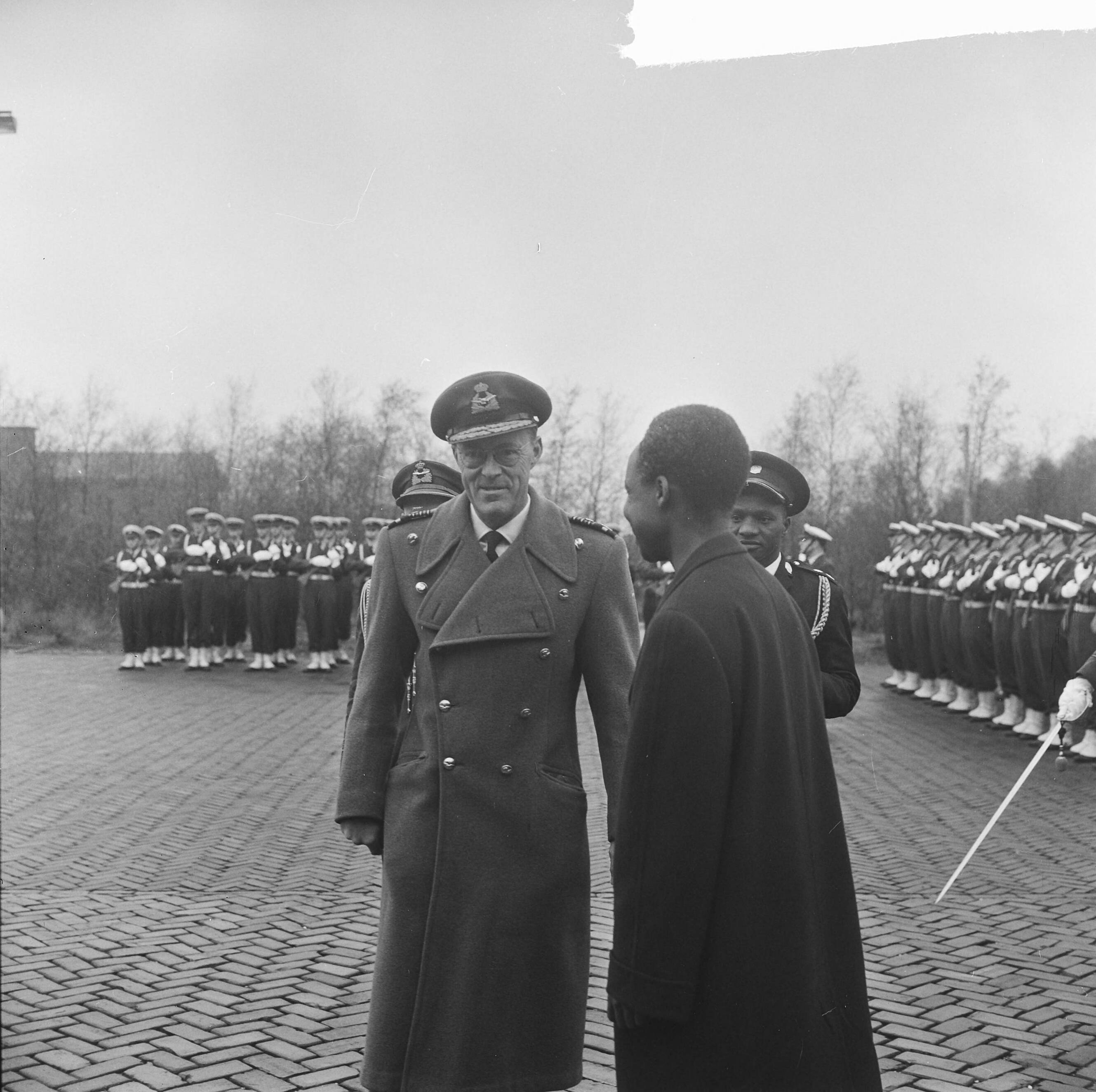 Staatsbezoek van president Julius Nyerere van Tanzania aan Nederland — Staatsbezoek president Nyerere van Tanzania, Prins Bernhard en president Nyerere na de inspectie van de erewacht op vliegveld Soesterberg — Foto: Koch, Eric / Anefo. Licentie: Set B: Rechtenvrij / Publiek Domein. Bron: Nationaal Archief. http://hdl.handle.net/10648/aaa127de-d0b4-102d-bcf8-003048976d84
