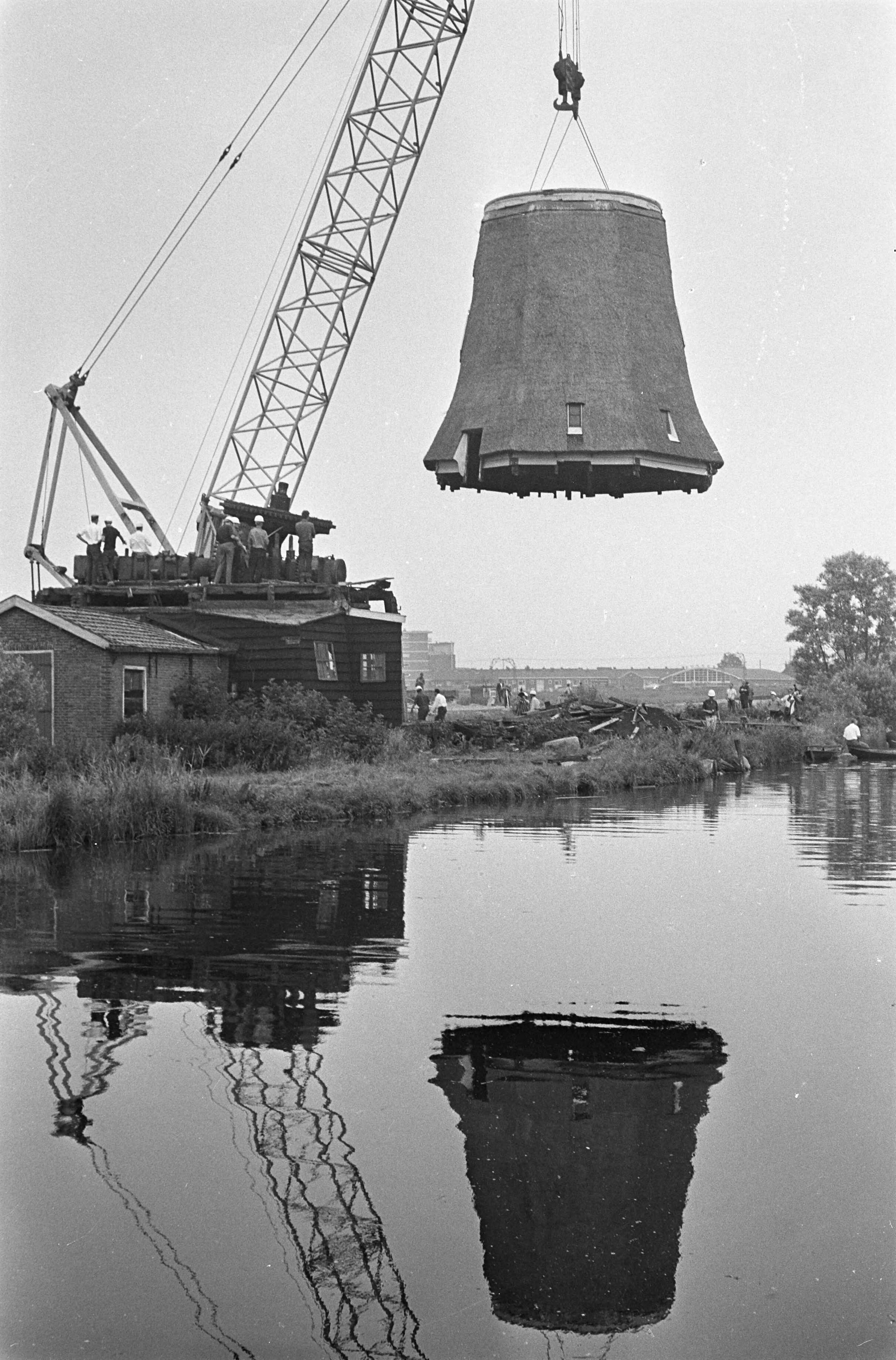 Verhuizing van de Zaanse oliemolen "de Zoeker" — De molen hangt in de takels — Foto: Fotograaf Onbekend / Anefo. Licentie: Set B: Rechtenvrij / Publiek Domein. Bron: Nationaal Archief. http://hdl.handle.net/10648/ab48c5ac-d0b4-102d-bcf8-003048976d84
