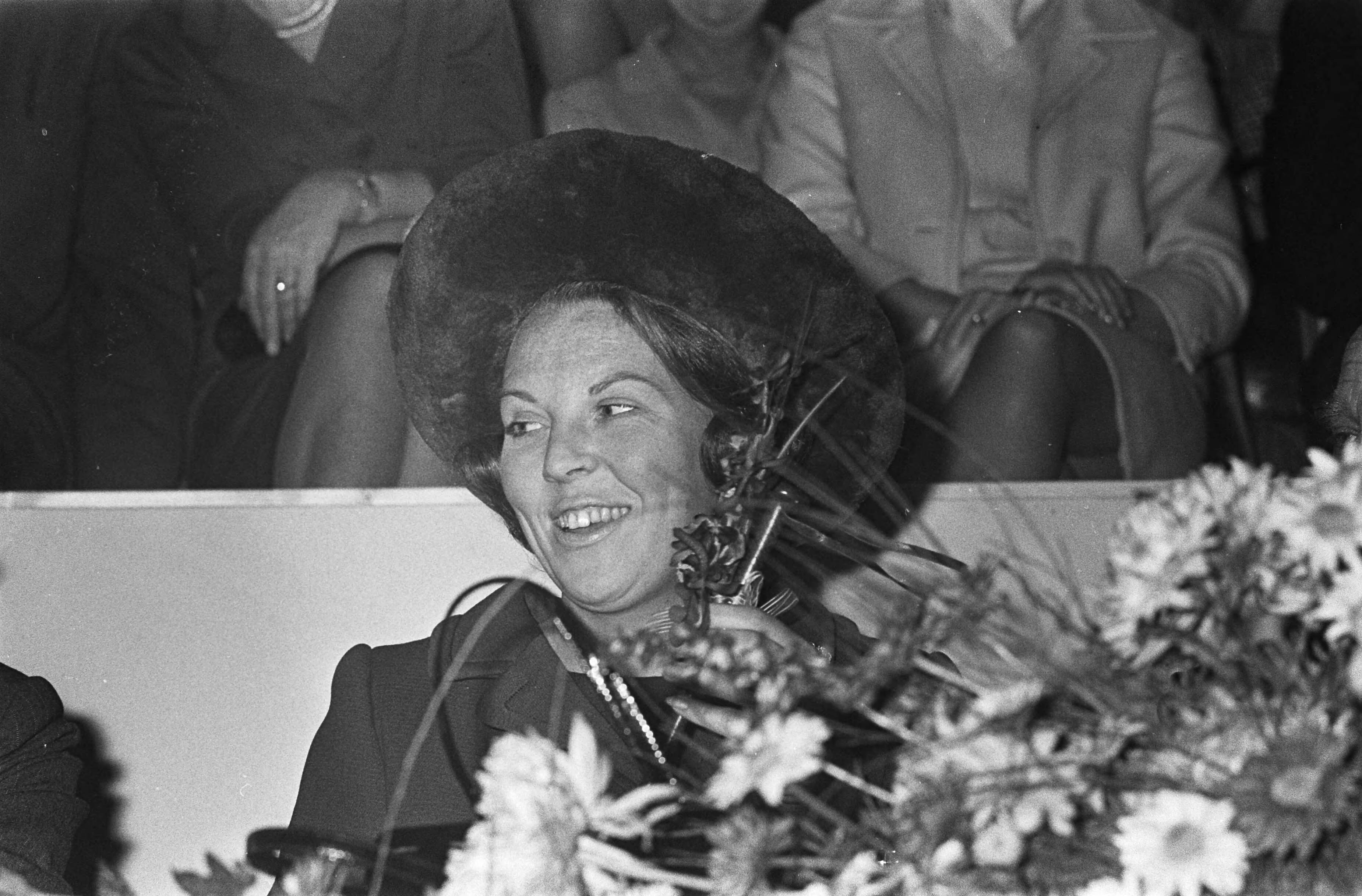 Fotocollectie Anefo — Prinses Beatrix in Zuidlaren, bij Internationaal Concour Hippique — Foto: Kroon, Ron / Anefo. Licentie: Set B: Rechtenvrij / Publiek Domein. Bron: Nationaal Archief. http://hdl.handle.net/10648/ab3026a0-d0b4-102d-bcf8-003048976d84