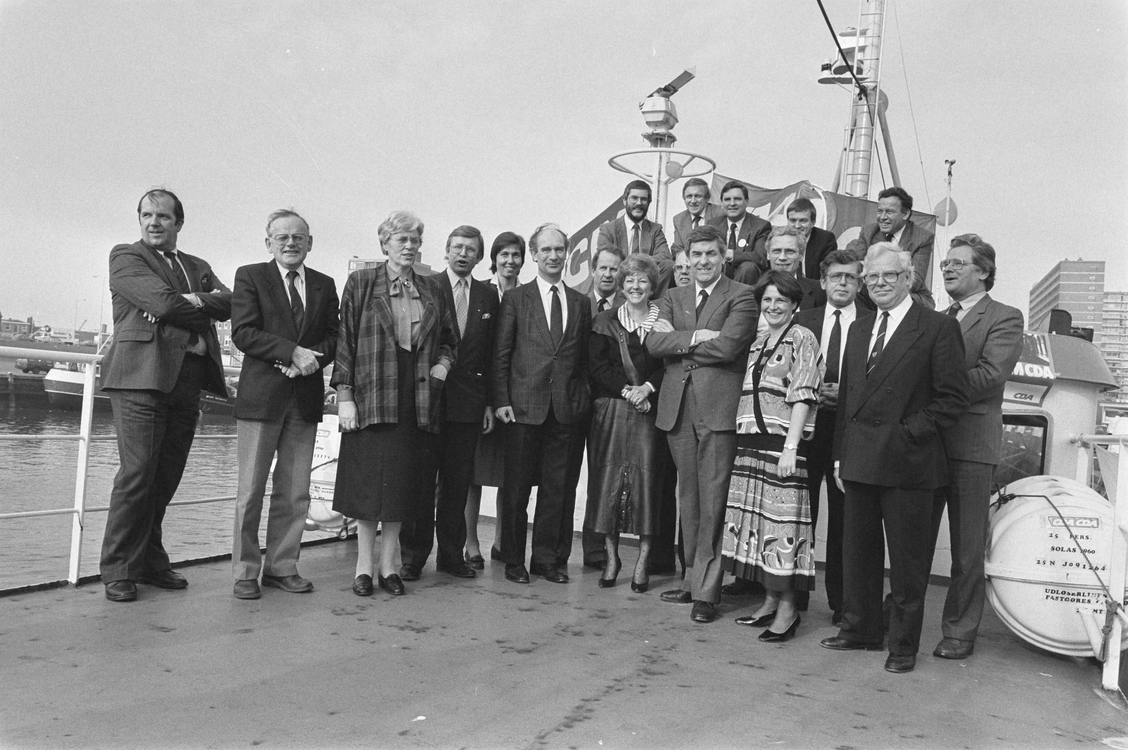 Groepsfoto CDA te Scheveningen — Zuid-Holland|Scheveningen|politieke partijen |portretten|CDA — Foto: Bogaerts, Rob / Anefo. Licentie: Set B: Rechtenvrij / Publiek Domein. Bron: Nationaal Archief. http://hdl.handle.net/10648/ad51225e-d0b4-102d-bcf8-003048976d84