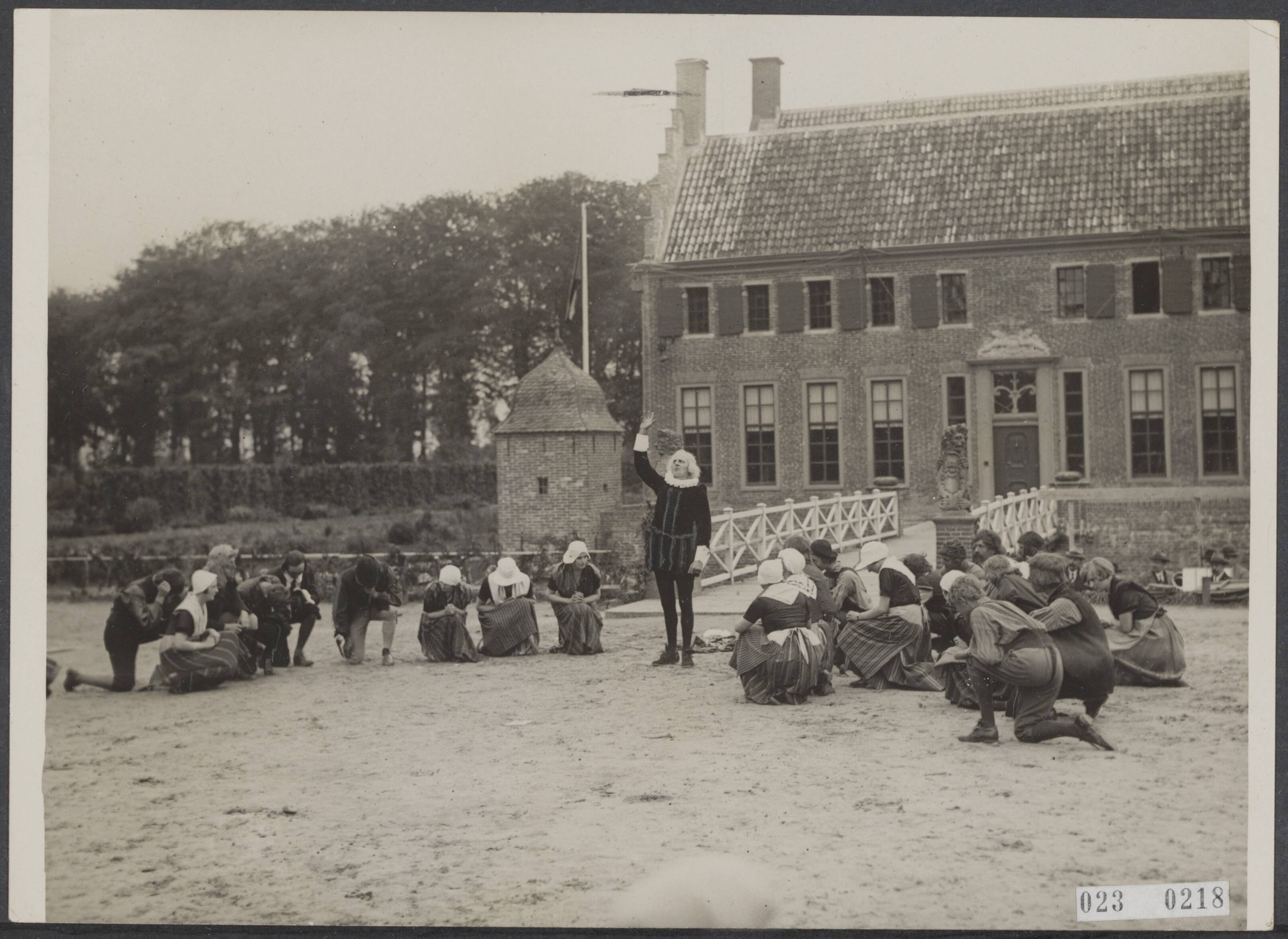 Fotocollectie Elsevier Binnenland — Historisch openluchtspel bij de Menkemaborg te Uithuizen in de provincie Groningen, door noorderafdeling van de Groningse Maatschappij van Landbouw, t.g.v. het 70-jarig bestaan — Foto: N.V. Vereenigde Fotobureaux. Licentie: Set B: Rechtenvrij / Publiek Domein. Bron: Nationaal Archief. http://hdl.handle.net/10648/add4249c-d0b4-102d-bcf8-003048976d84