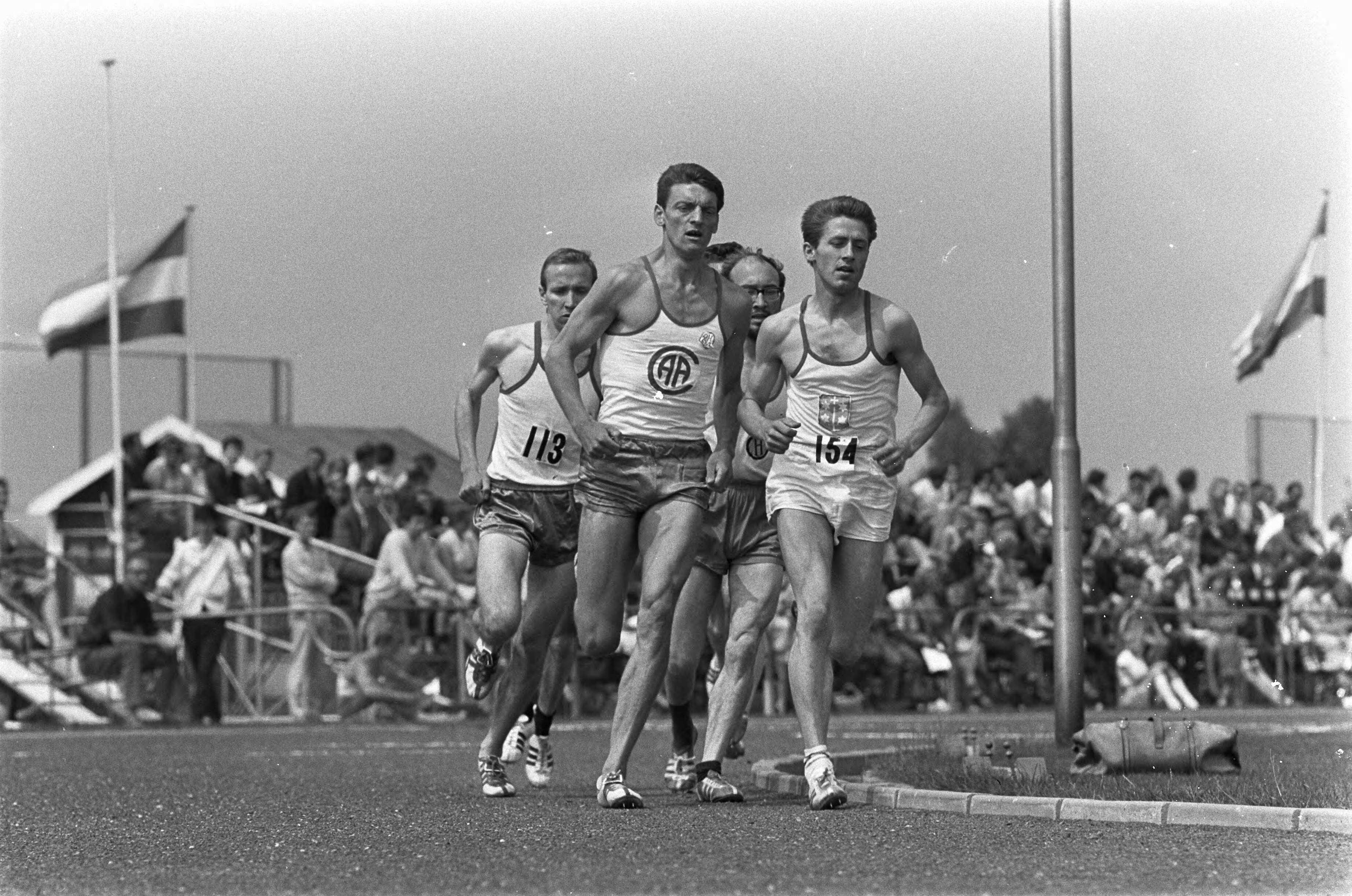 Fotocollectie Anefo — Noord-Hollandse atletiek-kampioenschappen te Haarlem, 1500 meter heren onderweg, midden winnaar Wim Wurster (AAC) — Foto: Koch, Eric / Anefo. Licentie: Set B: Rechtenvrij / Publiek Domein. Bron: Nationaal Archief. http://hdl.handle.net/10648/aaf11dac-d0b4-102d-bcf8-003048976d84