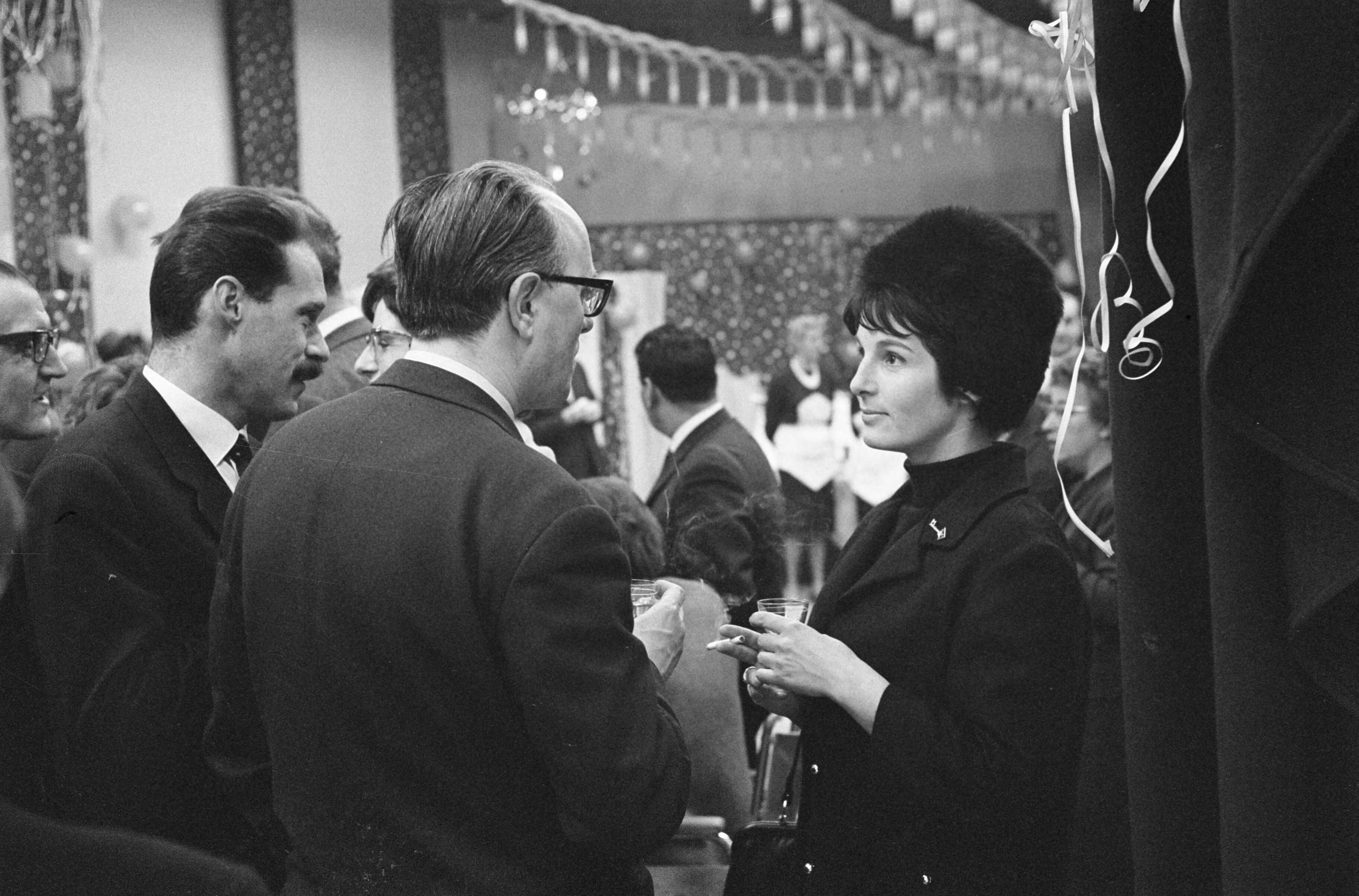 Fotocollectie Anefo — Artiesten op nieuwjaarsreceptie in Studio Phonogram te Hilversum (opdracht De Telegraaf) — Foto: Pot, Harry / Anefo. Licentie: Set B: Rechtenvrij / Publiek Domein. Bron: Nationaal Archief. http://hdl.handle.net/10648/aa249a98-d0b4-102d-bcf8-003048976d84