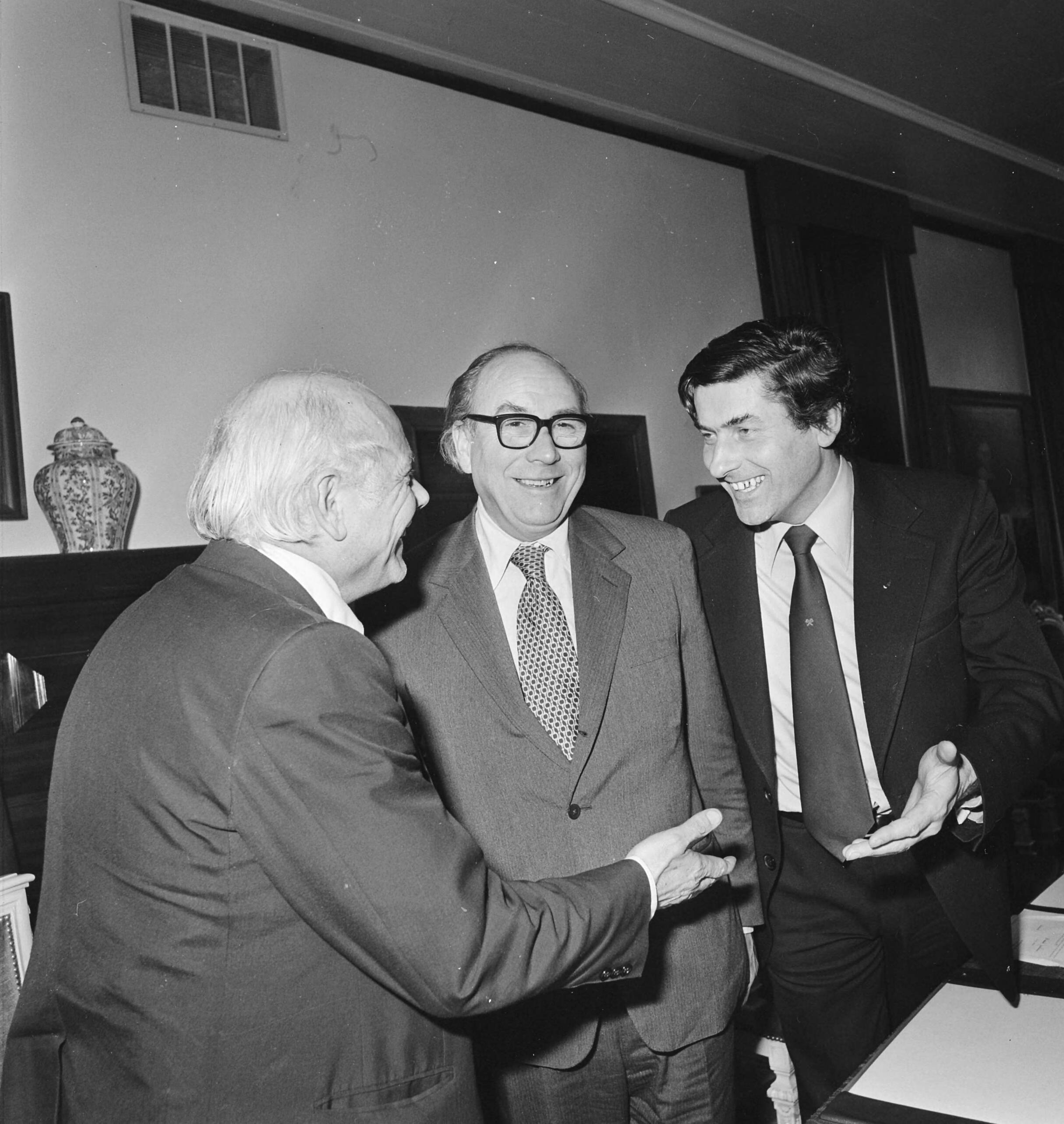 Roy Jenkins (voorzitter Europese Commissie ) op het Catshuis te Den Haag — V.l.n.r.: premier Den Uyl , commissievoorzitter Jenkins en minister Lubbers — Foto: Croes, Rob C. / Anefo. Licentie: Set B: Rechtenvrij / Publiek Domein. Bron: Nationaal Archief. http://hdl.handle.net/10648/ac97fae0-d0b4-102d-bcf8-003048976d84