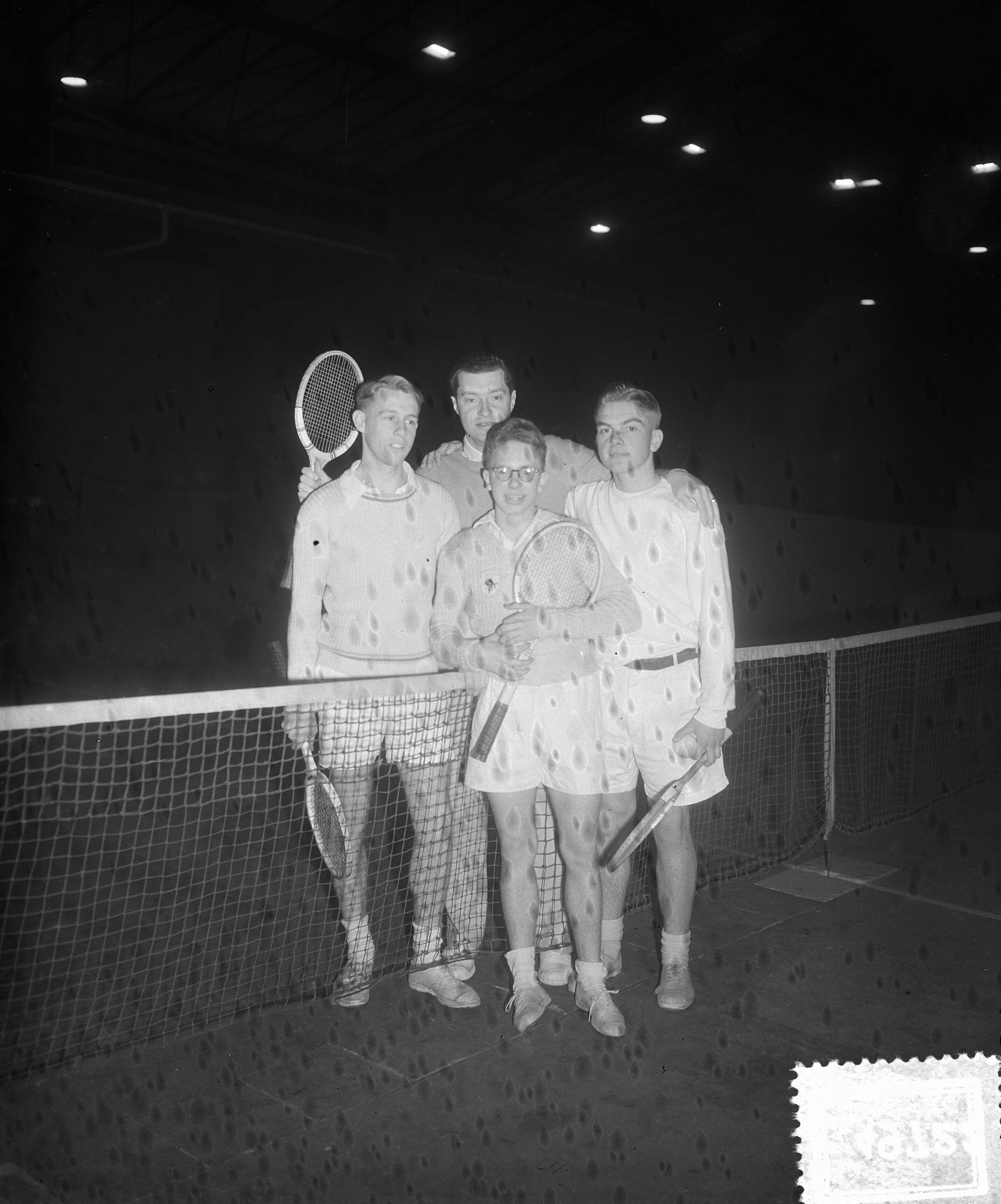 Fotocollectie Anefo — Tenniskampioenschappen overdekte baan te Den Haag [drie jonge spelers poseren met een wat oudere] — Foto: Duinen, H. van / Anefo. Licentie: Set B: Rechtenvrij / Publiek Domein. Bron: Nationaal Archief. http://hdl.handle.net/10648/a8f59f1e-d0b4-102d-bcf8-003048976d84