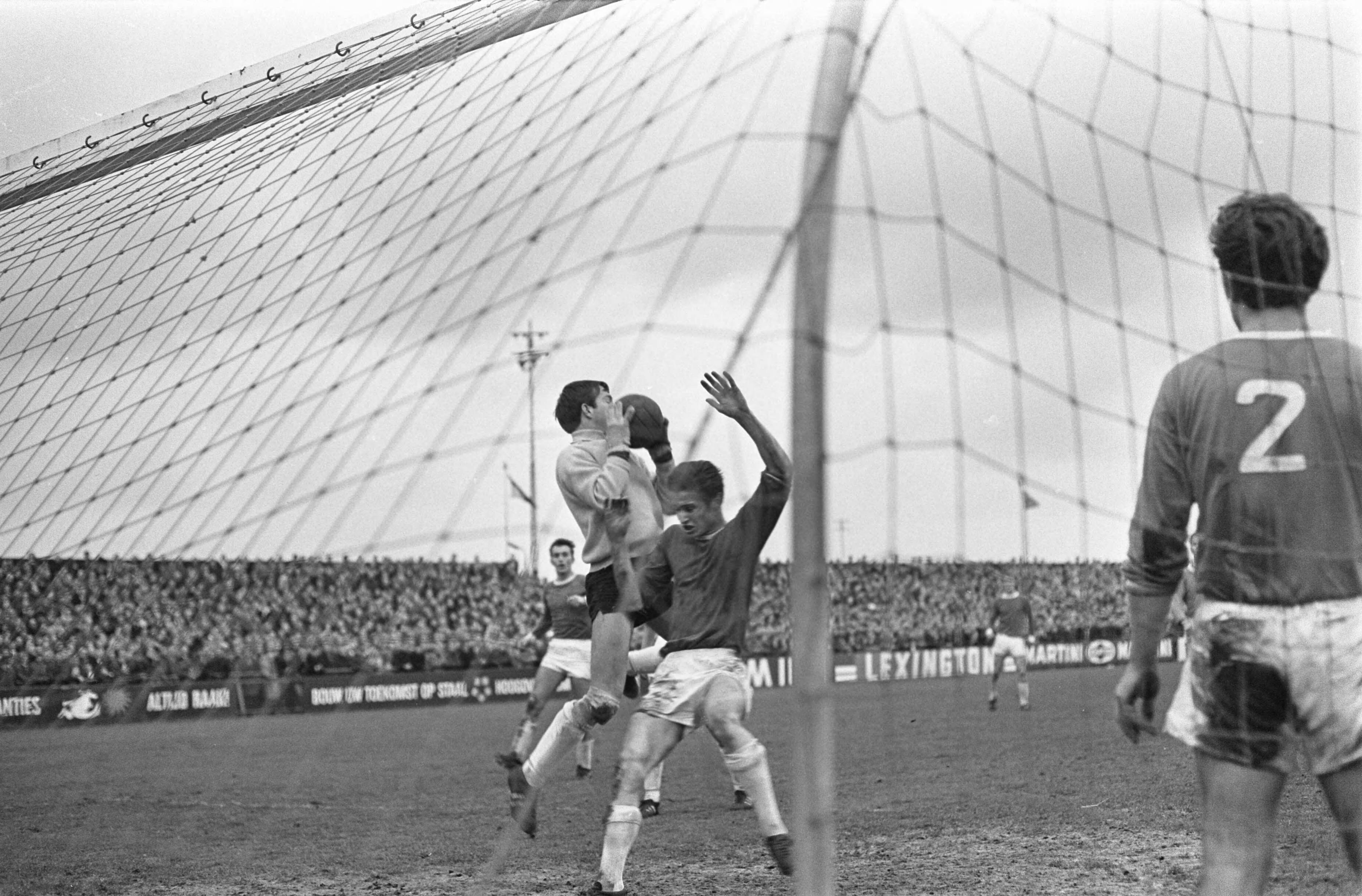 Fotocollectie Anefo — Voetbal. RCH tegen AZ'67 0-2. Spelmoment, keeper Siem Bos (RCH) in actie — Foto: Kroon, Ron / Anefo. Licentie: Set B: Rechtenvrij / Publiek Domein. Bron: Nationaal Archief. http://hdl.handle.net/10648/ab30ded8-d0b4-102d-bcf8-003048976d84