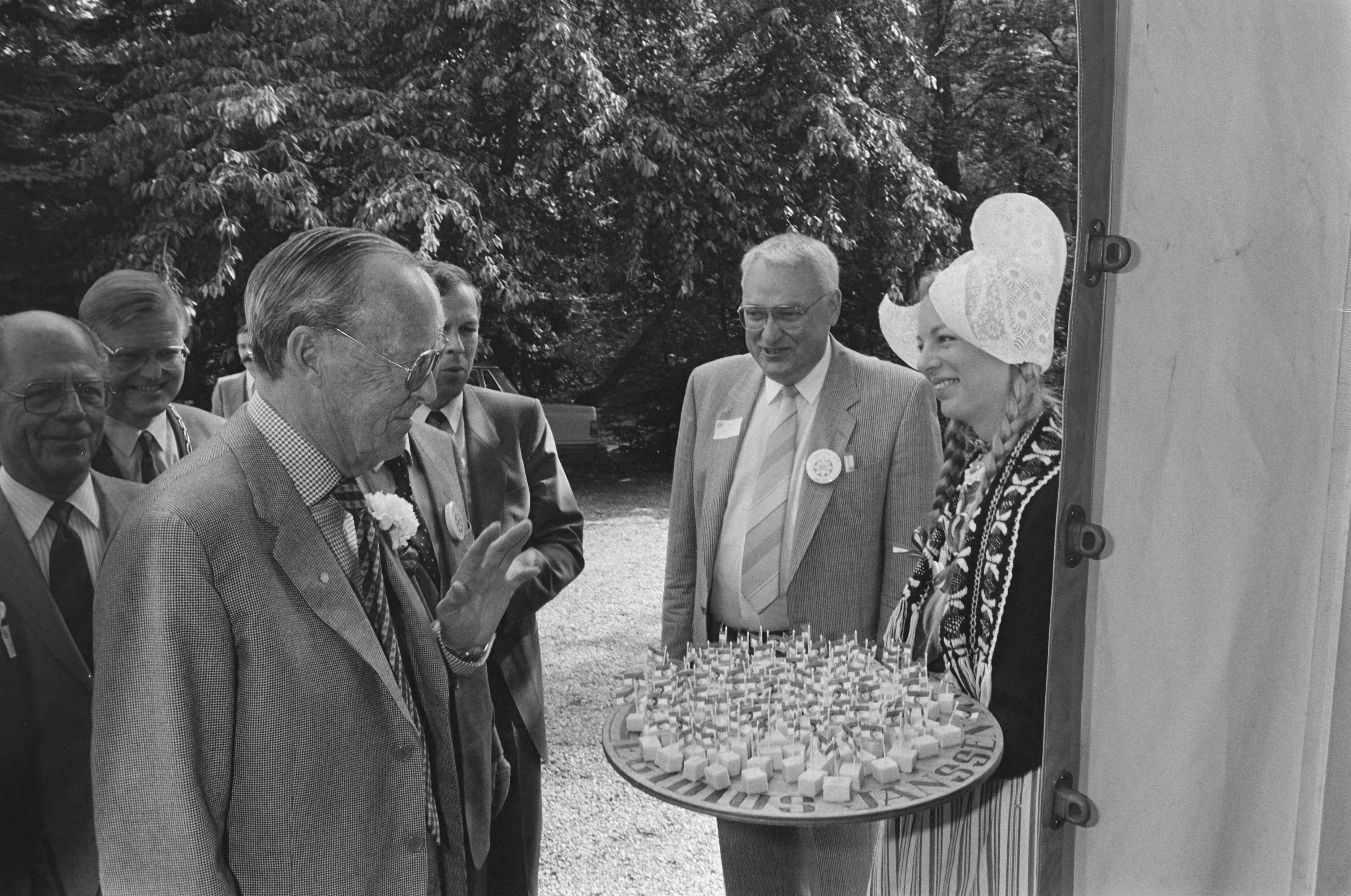 Fotocollectie Anefo — Jubileum Nederlands Export Combinatie (NEC) in Soest i.a.v. Prins Bernhard ; Prins Bernhard bedankt voor kaas — Foto: Croes, Rob C. / Anefo. Licentie: Set B: Rechtenvrij / Publiek Domein. Bron: Nationaal Archief. http://hdl.handle.net/10648/ad61de50-d0b4-102d-bcf8-003048976d84