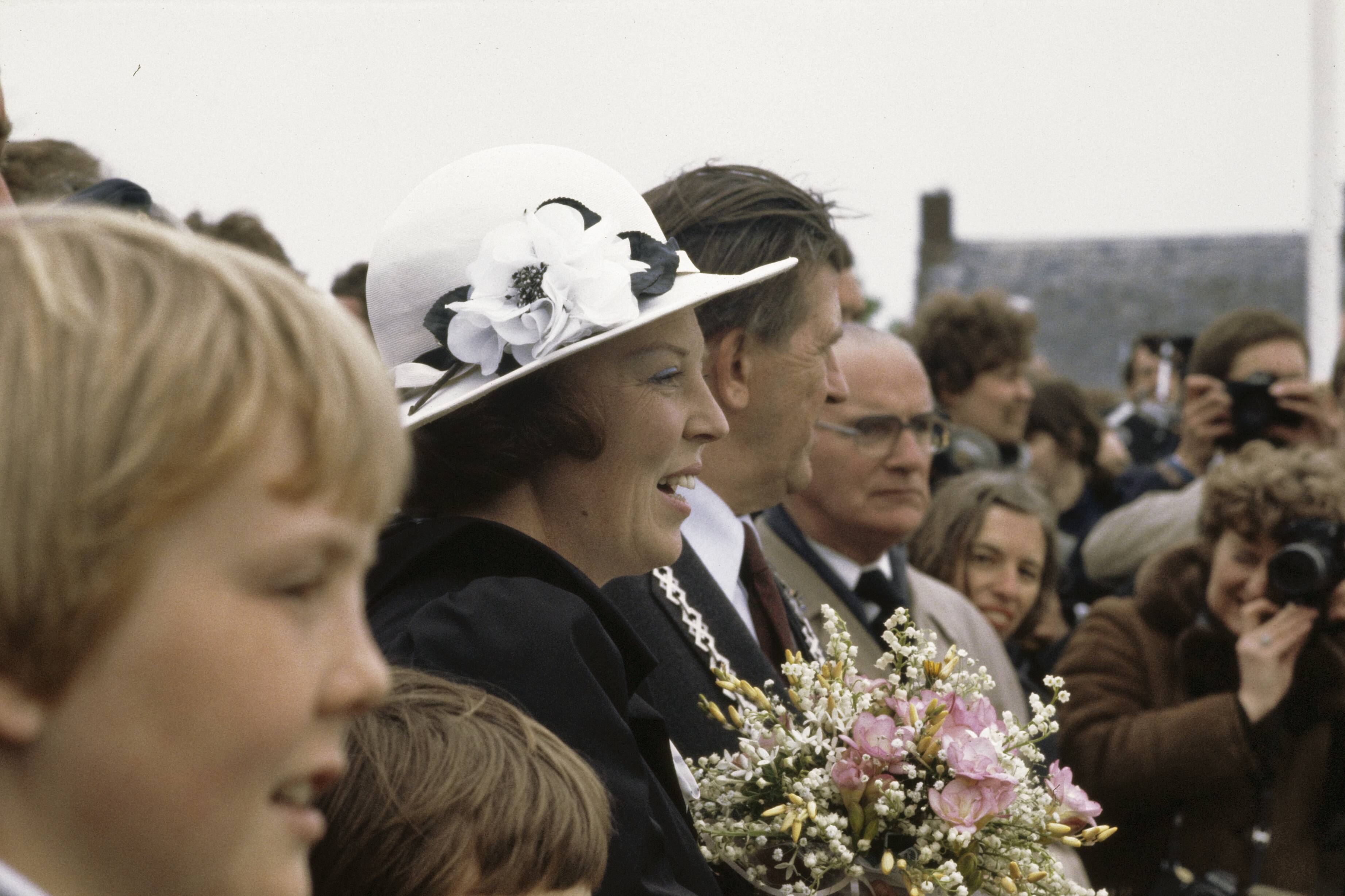 Fotocollectie Anefo — Viering Koninginnedag in Veere; Koningin Beatrix kijkt naar een dansgroep in klederdracht van Zeeland — Foto: Bogaerts, Rob / Anefo. Licentie: Set B: Rechtenvrij / Publiek Domein. Bron: Nationaal Archief. http://hdl.handle.net/10648/ad8a83e6-d0b4-102d-bcf8-003048976d84