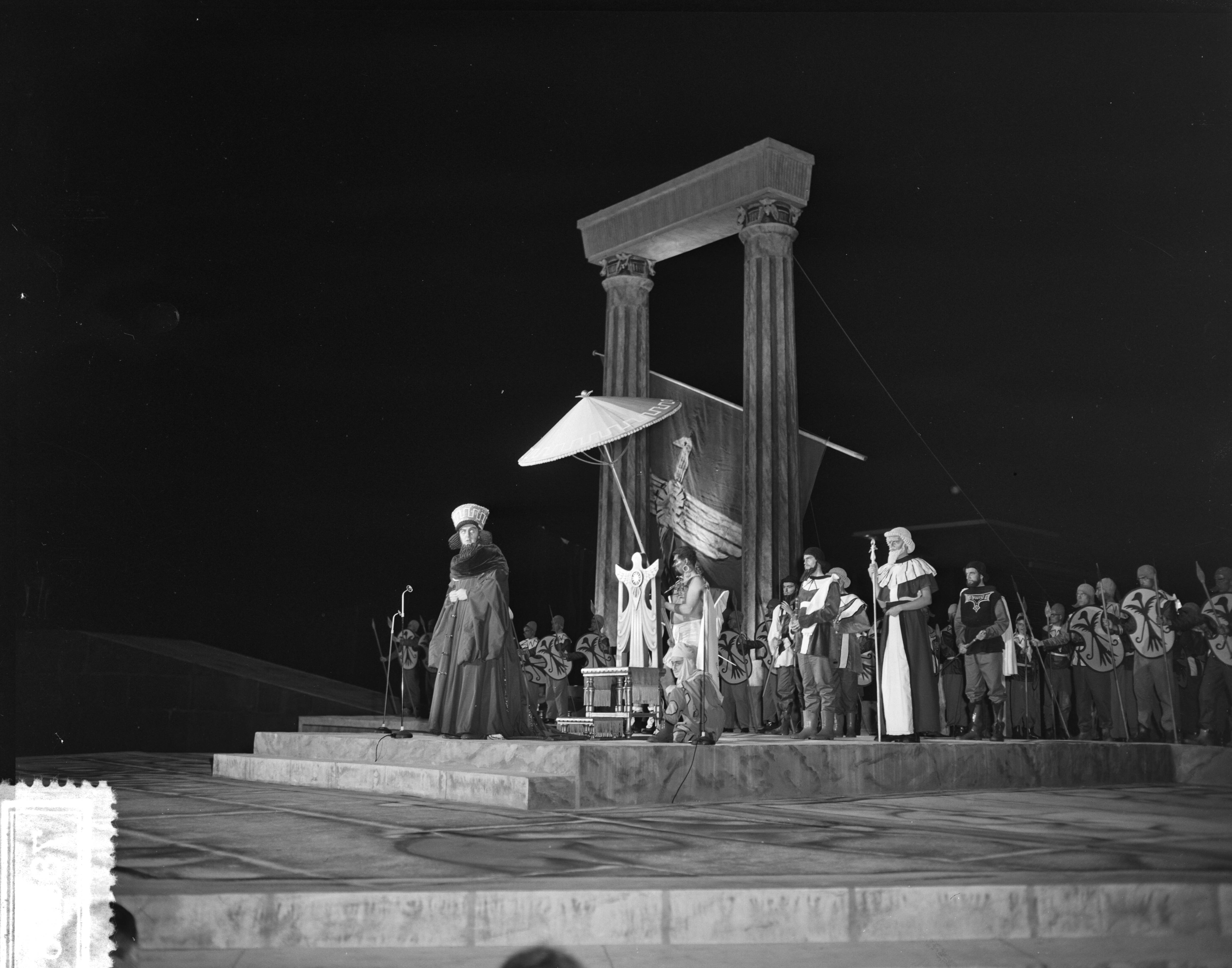 Lustrum USC Utrecht (1956) — Generale repetitie het lustrumspel "Xerxes" van het USC — Foto: Bilsen, Joop van / Anefo. Licentie: Set B: Rechtenvrij / Publiek Domein. Bron: Nationaal Archief. http://hdl.handle.net/10648/a94b022e-d0b4-102d-bcf8-003048976d84
