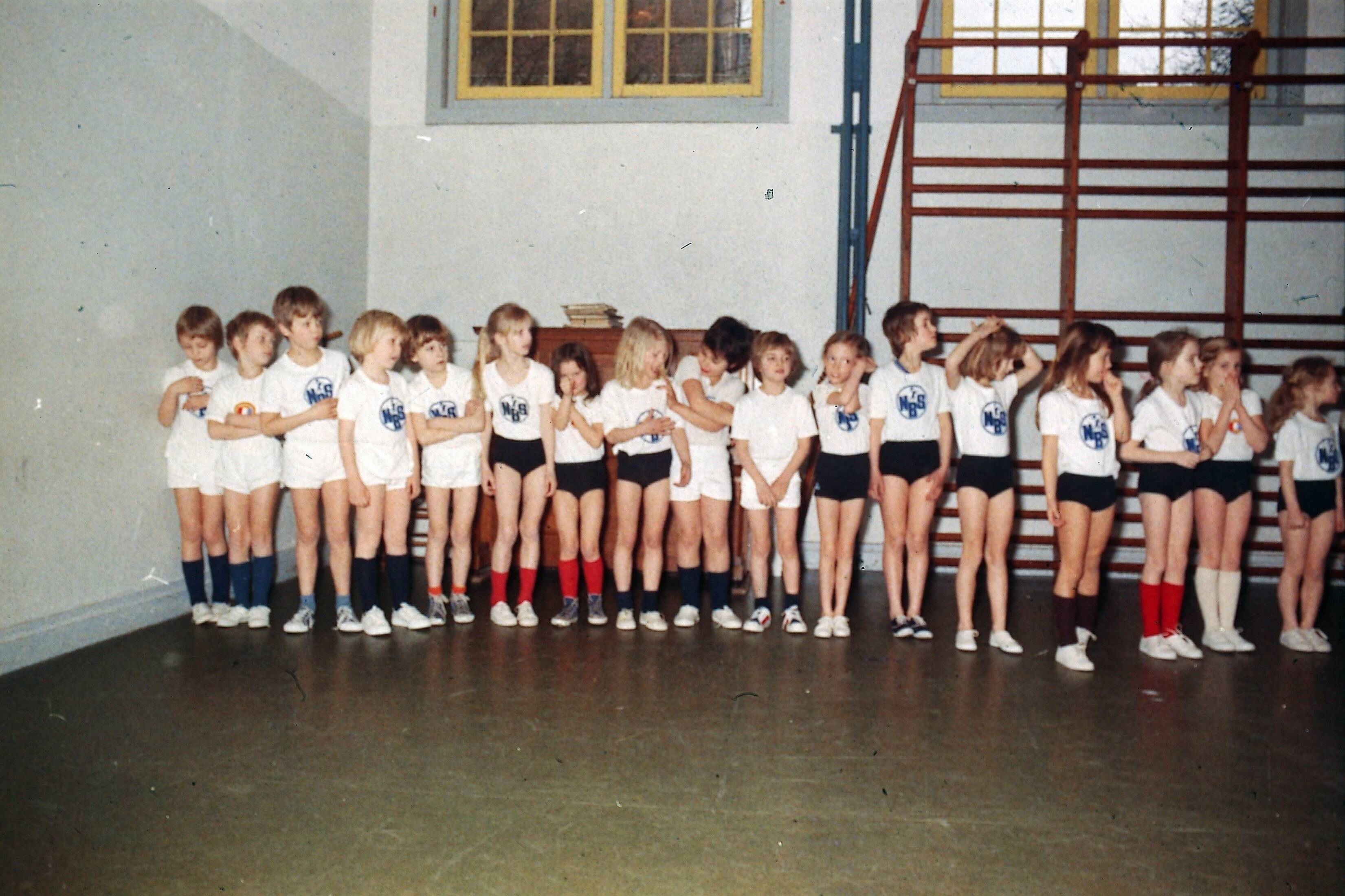 Fotocollectie RVD / Koninklijk Huis — Prins Willem-Alexander op de "Nieuwe Baarnse School" te Baarn tijdens gymnastiekles — Foto: Claus, prins / RVD. Licentie: Set B: Rechtenvrij / Publiek Domein. Bron: Nationaal Archief. http://hdl.handle.net/10648/afb9a0f2-d0b4-102d-bcf8-003048976d84