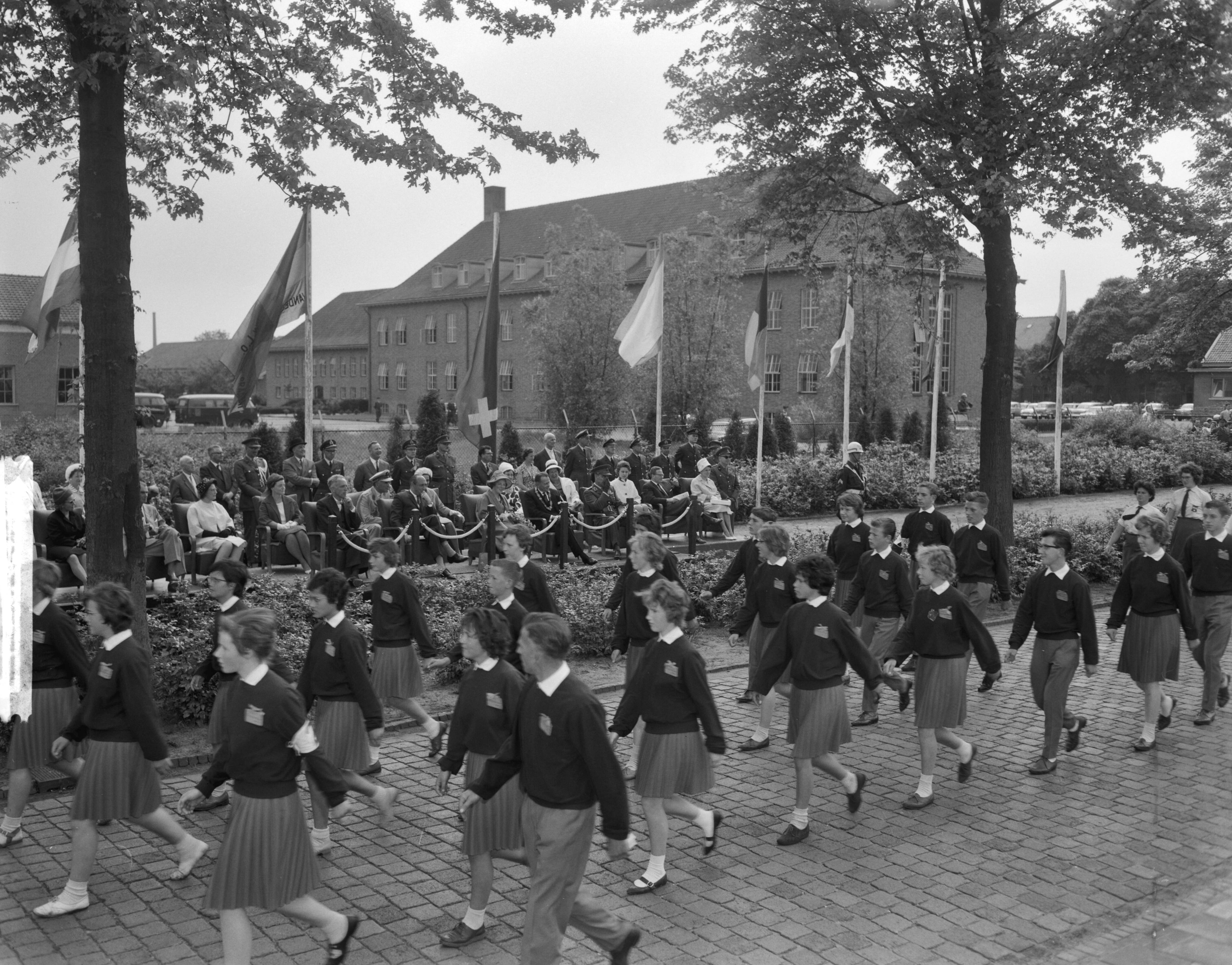 Fotocollectie Anefo — Prinses Beatrix poliomars in Breda, wandelaars defileren voor prinses Beatrix, Commissaris der Koningin in Noord-Brabant dr. C.N.M. Kortmann, minister mr. E.H. Toxopeus en burgemeester van Breda, mr. R.M.A.A.Geuljans — Foto: Bilsen, Joop van / Anefo. Licentie: Set B: Rechtenvrij / Publiek Domein. Bron: Nationaal Archief. http://hdl.handle.net/10648/aa0cbb4e-d0b4-102d-bcf8-003048976d84