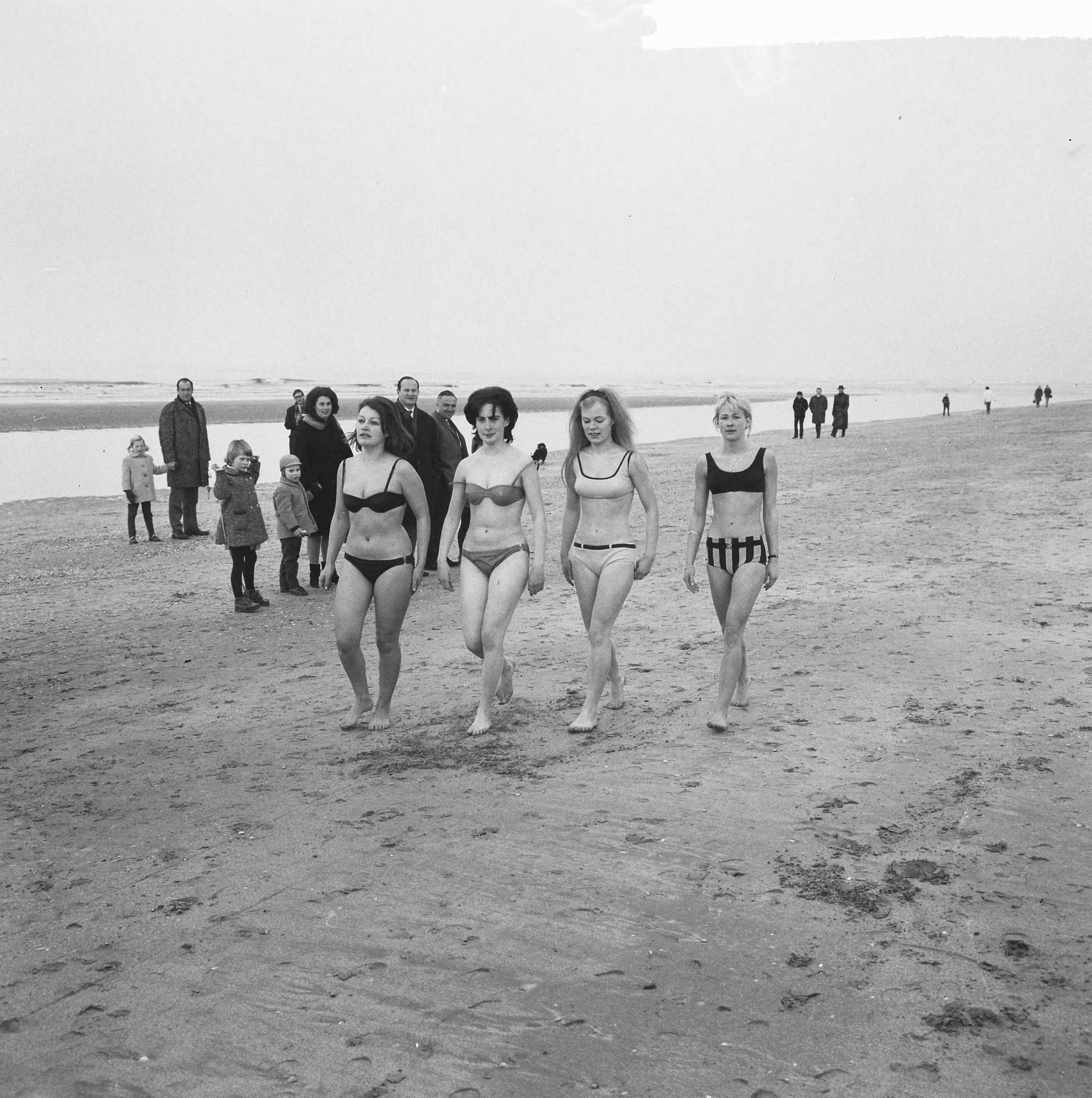 Fotocollectie Anefo — Meisjes in bikini in zee te Zandvoort — Foto: Nijs, Jac. de / Anefo. Licentie: Set B: Rechtenvrij / Publiek Domein. Bron: Nationaal Archief. http://hdl.handle.net/10648/aa973e5e-d0b4-102d-bcf8-003048976d84