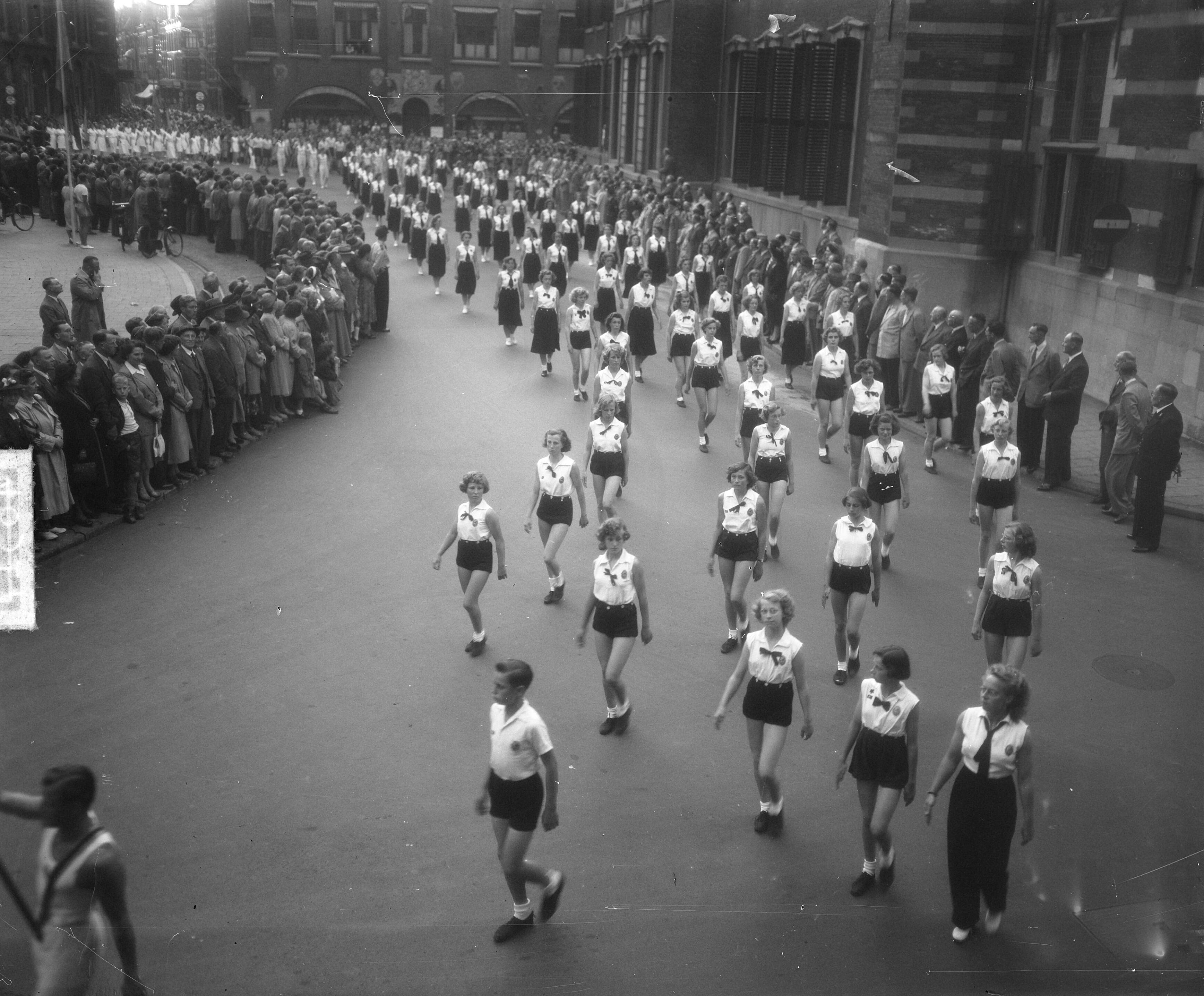 Fotocollectie Anefo — Opening sportweek Den Haag — Foto: Duinen, H. van / Anefo. Licentie: Set B: Rechtenvrij / Publiek Domein. Bron: Nationaal Archief. http://hdl.handle.net/10648/a8ebf054-d0b4-102d-bcf8-003048976d84