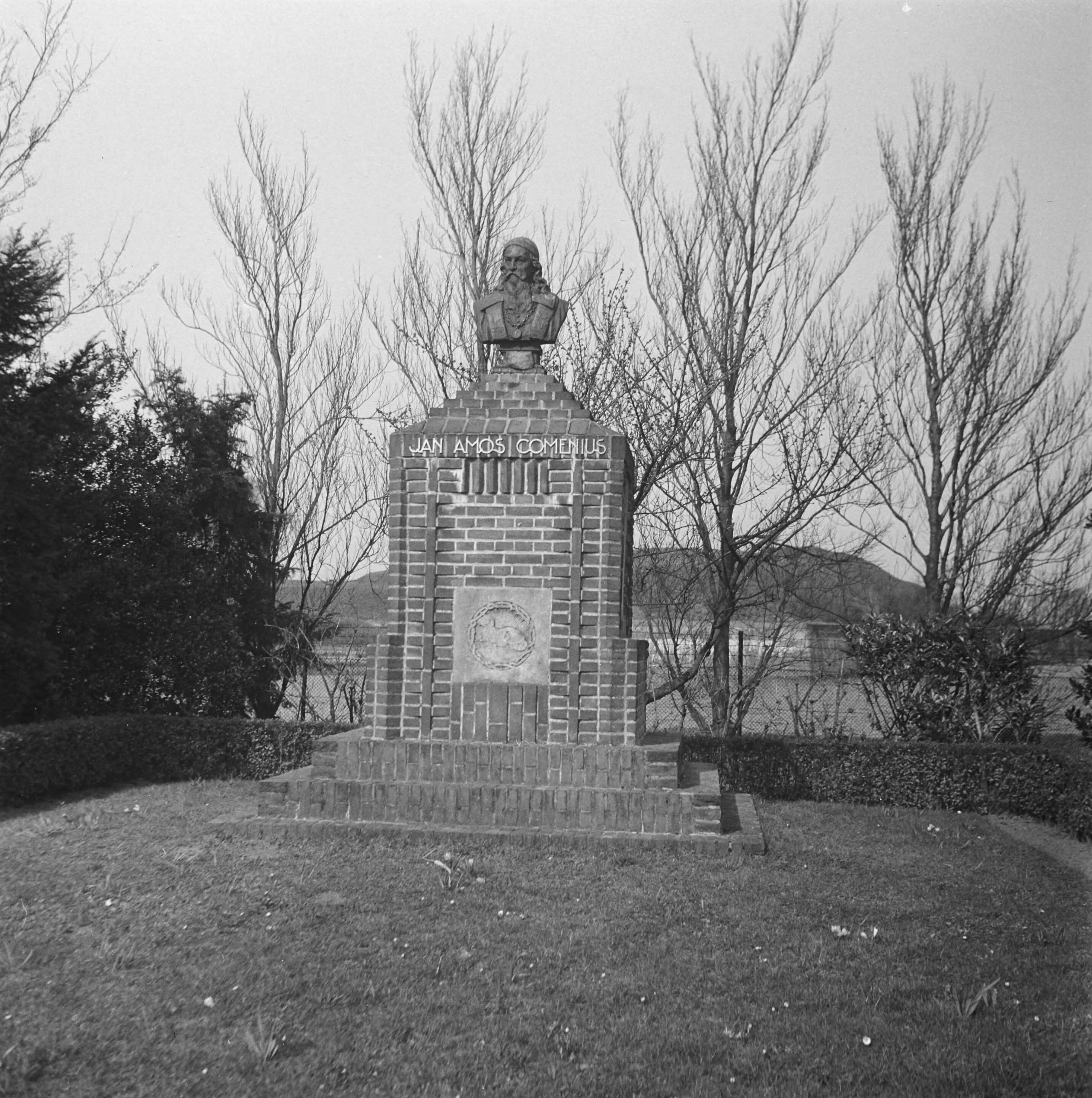 Fotocollectie Anefo — Standbeeld Comenius te Naarden — Foto: Fotograaf Onbekend / Anefo. Licentie: Set B: Rechtenvrij / Publiek Domein. Bron: Nationaal Archief. http://hdl.handle.net/10648/a89b3df8-d0b4-102d-bcf8-003048976d84