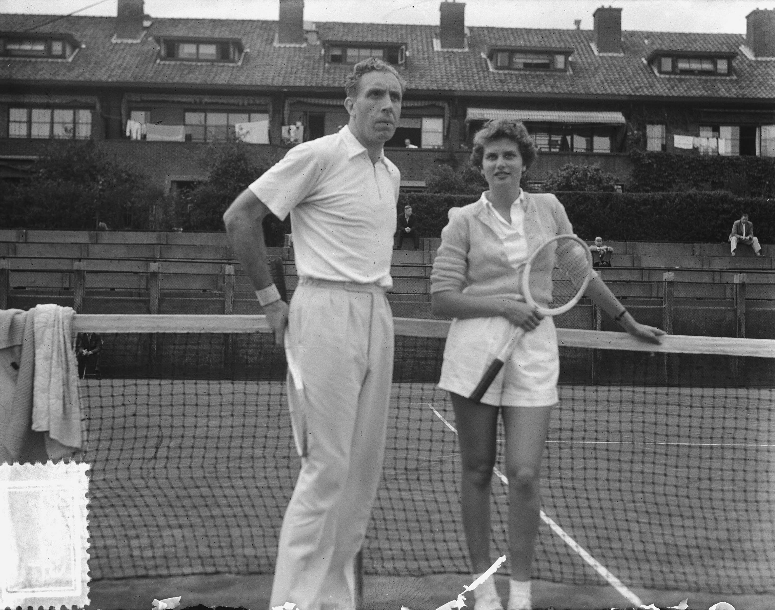 Nationale tenniskampioenschappen in Den Haag. — Nationale tenniskampioenschappen Den Haag. Hans van Swol en Fenny ten Bosch — Foto: Consenheim, Wim / Anefo. Licentie: Set B: Rechtenvrij / Publiek Domein. Bron: Nationaal Archief. http://hdl.handle.net/10648/a8fe59ce-d0b4-102d-bcf8-003048976d84