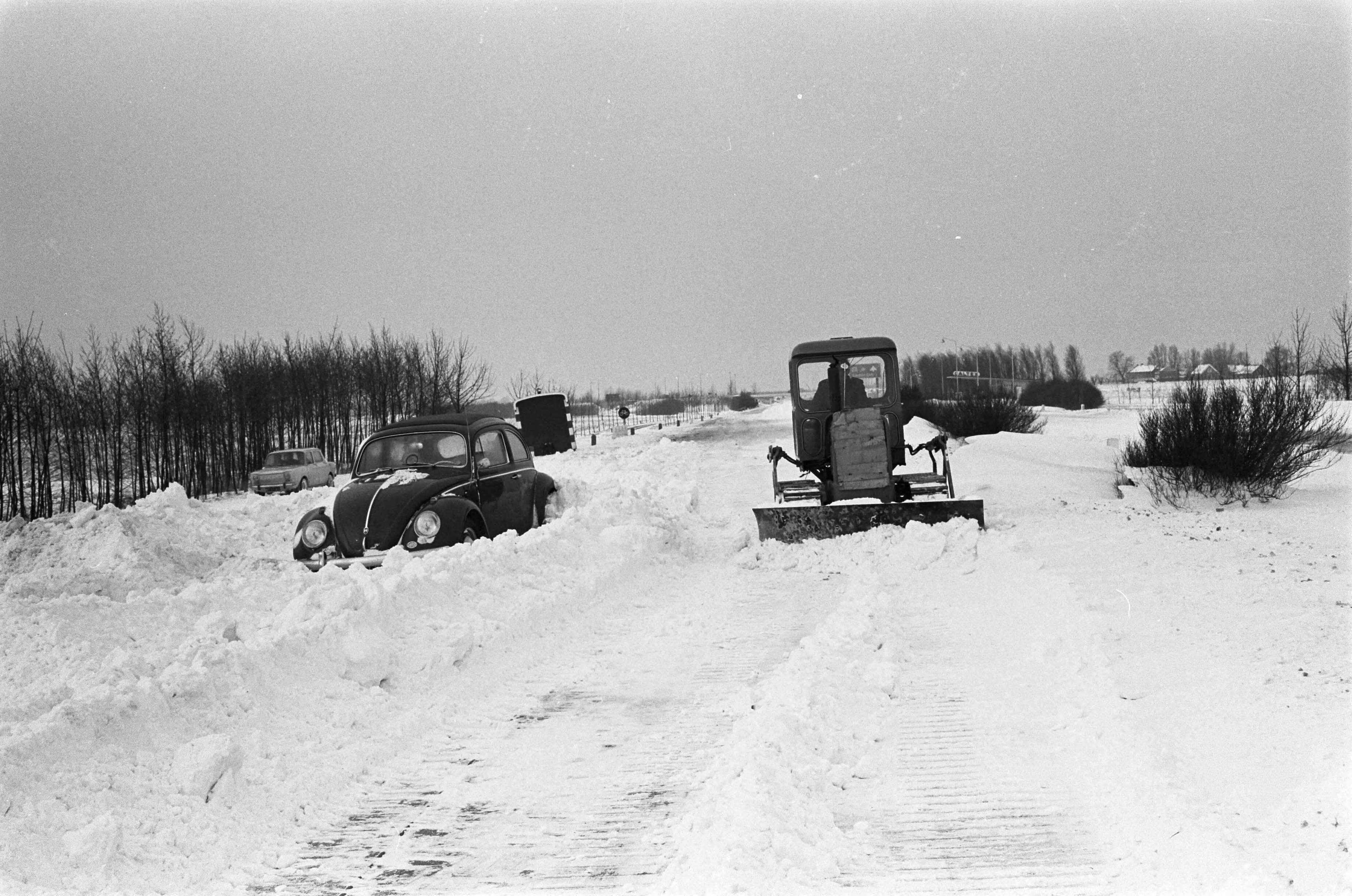 Fotocollectie Anefo — De Rijksweg Amsterdam-Utrecht, bulldozer bezig met sneeuwruimen — Foto: Pot, Harry / Anefo. Licentie: Set B: Rechtenvrij / Publiek Domein. Bron: Nationaal Archief. http://hdl.handle.net/10648/aa248b20-d0b4-102d-bcf8-003048976d84