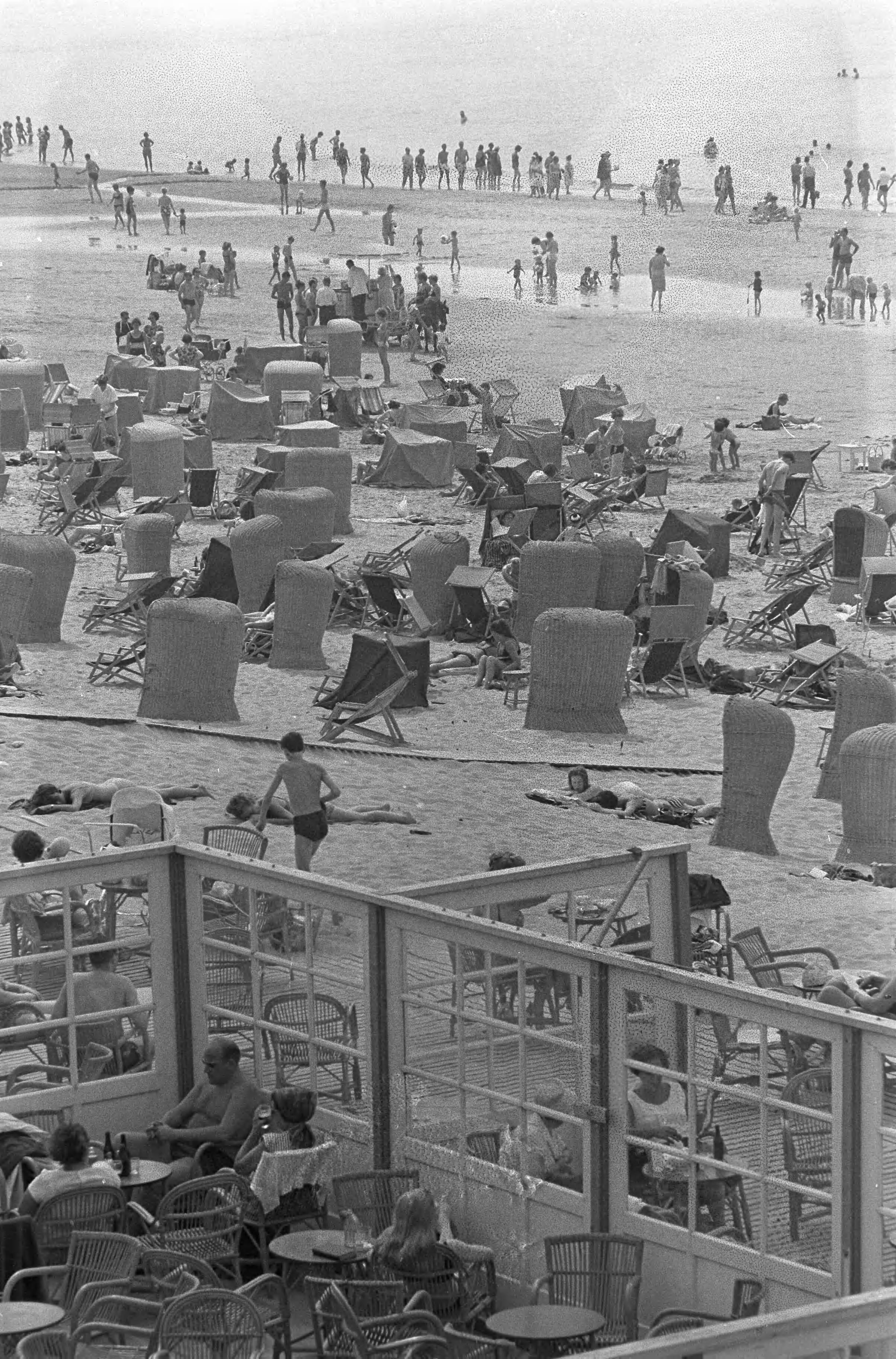 Fotocollectie Anefo — Zandvoort warmte, drukte op het strand — Foto: Nijs, Jac. de / Anefo. Licentie: Set B: Rechtenvrij / Publiek Domein. Bron: Nationaal Archief. http://hdl.handle.net/10648/aaedfcb2-d0b4-102d-bcf8-003048976d84