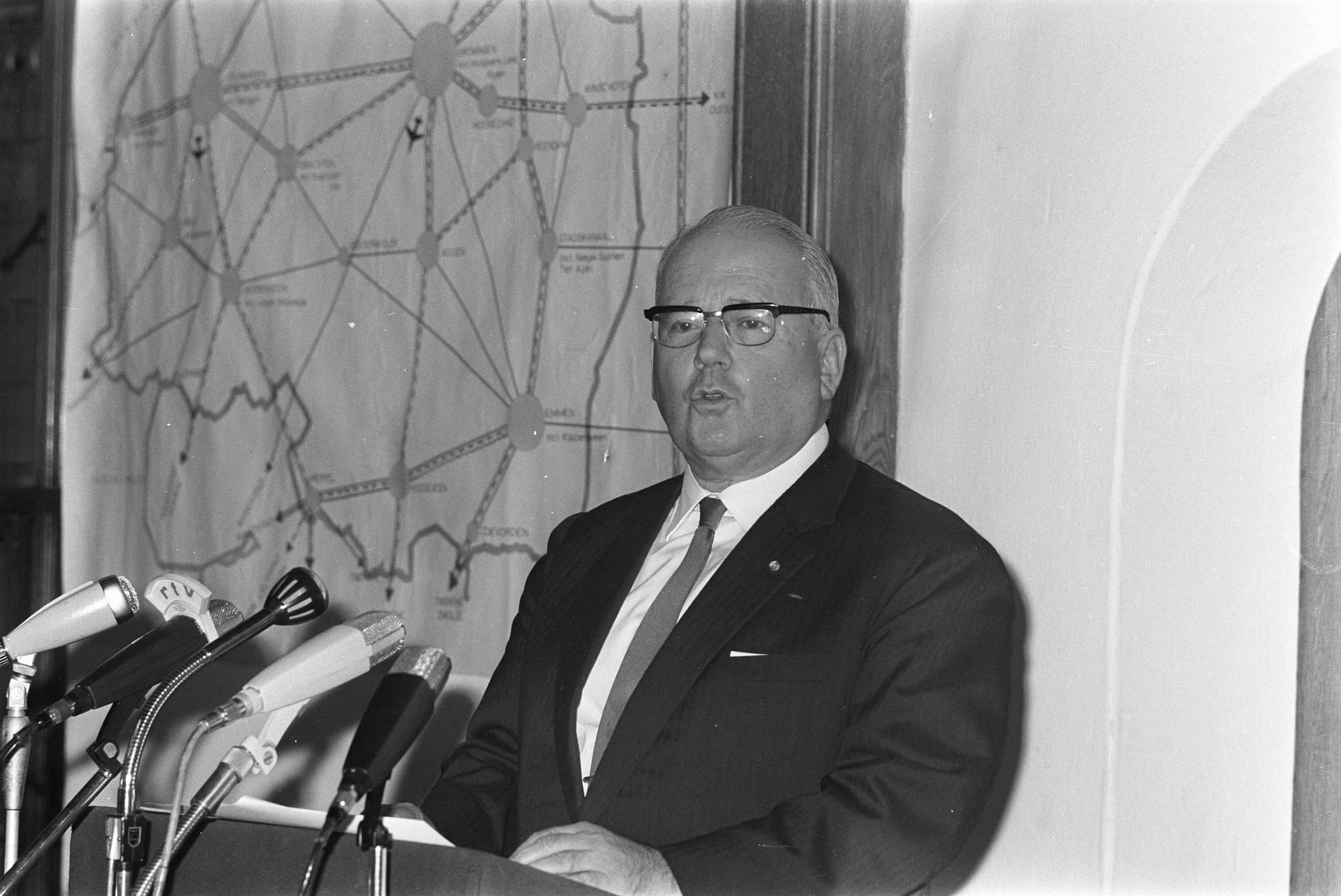 Fotocollectie Anefo — Bijeenkomst gewijd aan het Noorden des Lands in Rolzaal Den Haag Dr. A.G. Kohnstam (raadsbestuur AKK) aan het woord — Foto: Kroon, Ron / Anefo. Licentie: Set B: Rechtenvrij / Publiek Domein. Bron: Nationaal Archief. http://hdl.handle.net/10648/ab538e06-d0b4-102d-bcf8-003048976d84