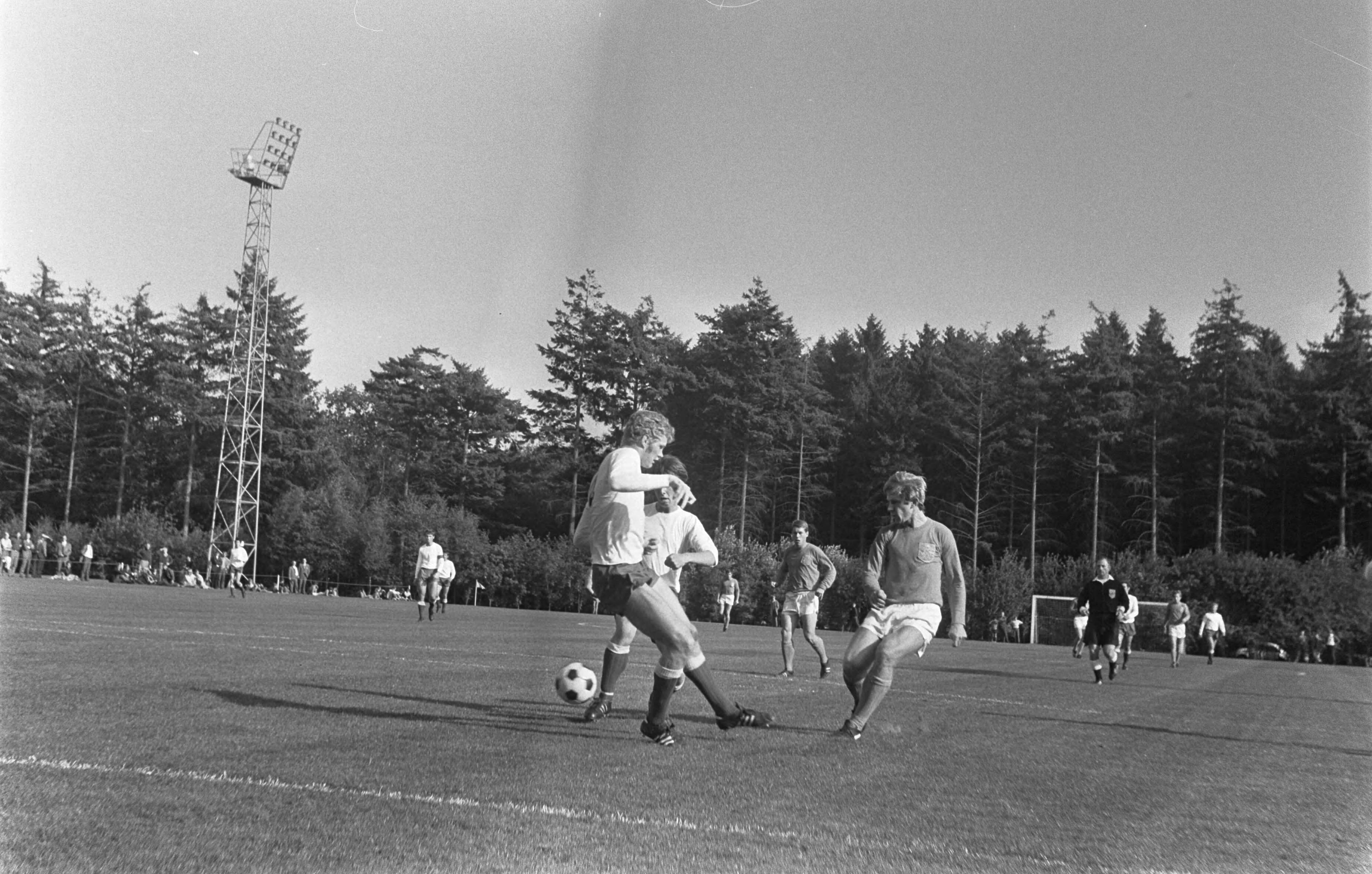Fotocollectie Anefo — Oefenwedstrijd Nederlands elftal De Graafschap in het UNVB trainingscentrum "Zeist" — Foto: Evers, Joost / Anefo. Licentie: Set B: Rechtenvrij / Publiek Domein. Bron: Nationaal Archief. http://hdl.handle.net/10648/ab784264-d0b4-102d-bcf8-003048976d84