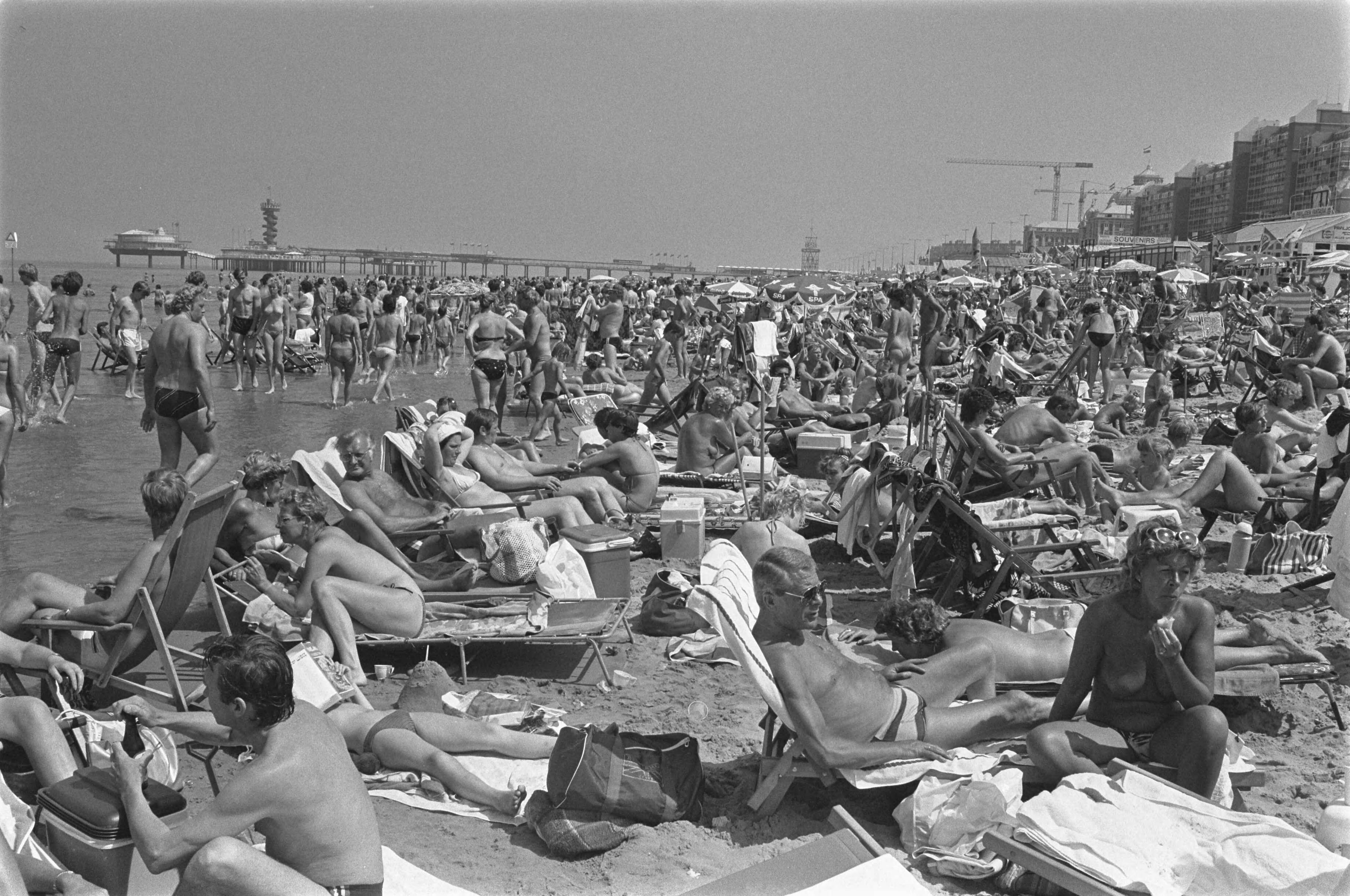 Fotocollectie Anefo — Eerste weekend met zomerweer; grote drukte op strand Scheveningen — Foto: Antonisse, Marcel / Anefo. Licentie: Set B: Rechtenvrij / Publiek Domein. Bron: Nationaal Archief. http://hdl.handle.net/10648/ad3b0668-d0b4-102d-bcf8-003048976d84