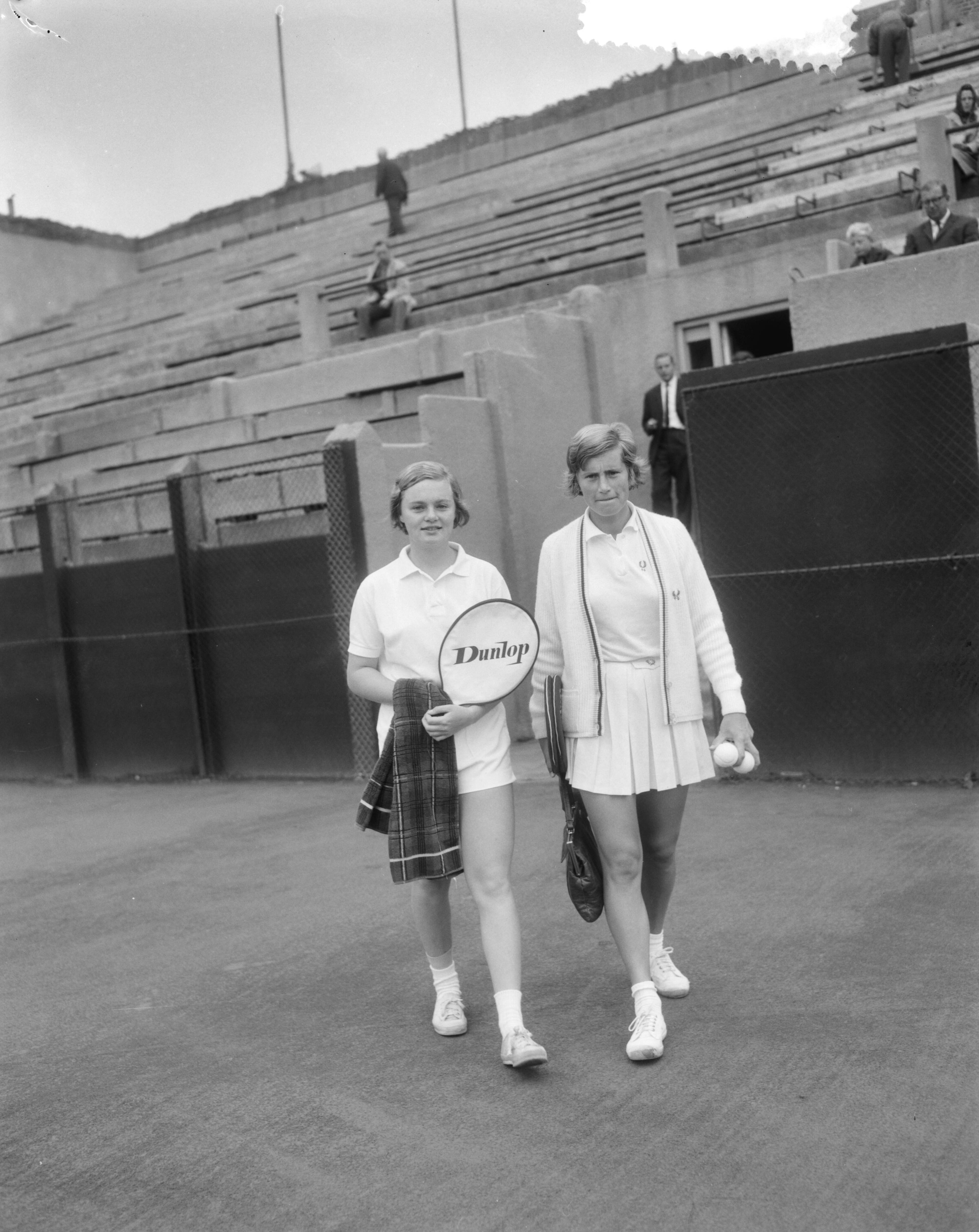 Fotocollectie Anefo — Nederlandse tenniskampioenschappen Metsbanen. (l) Ada Brakkes, (r) Trudy Groenman — Foto: Bilsen, Joop van / Anefo. Licentie: Set B: Rechtenvrij / Publiek Domein. Bron: Nationaal Archief. http://hdl.handle.net/10648/aa74efe8-d0b4-102d-bcf8-003048976d84