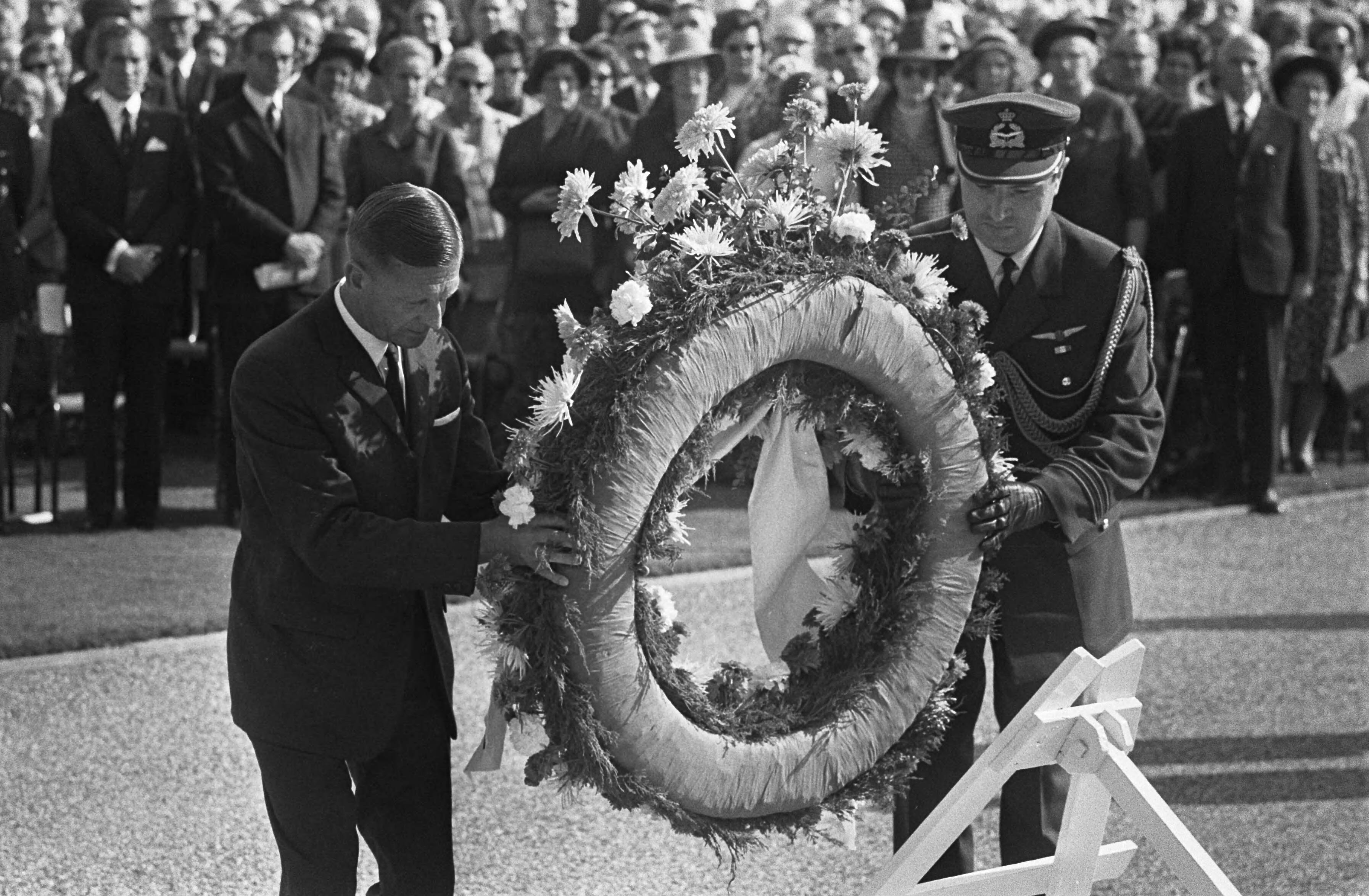 Fotocollectie Anefo — H. M. Kon. Juliana bezoekt Z. Limburg t.g.v. 25-j. herdenking van de bevrijding: bezoek Margraten — Foto: Mieremet, Rob / Anefo. Licentie: Set B: Rechtenvrij / Publiek Domein. Bron: Nationaal Archief. http://hdl.handle.net/10648/ab798110-d0b4-102d-bcf8-003048976d84