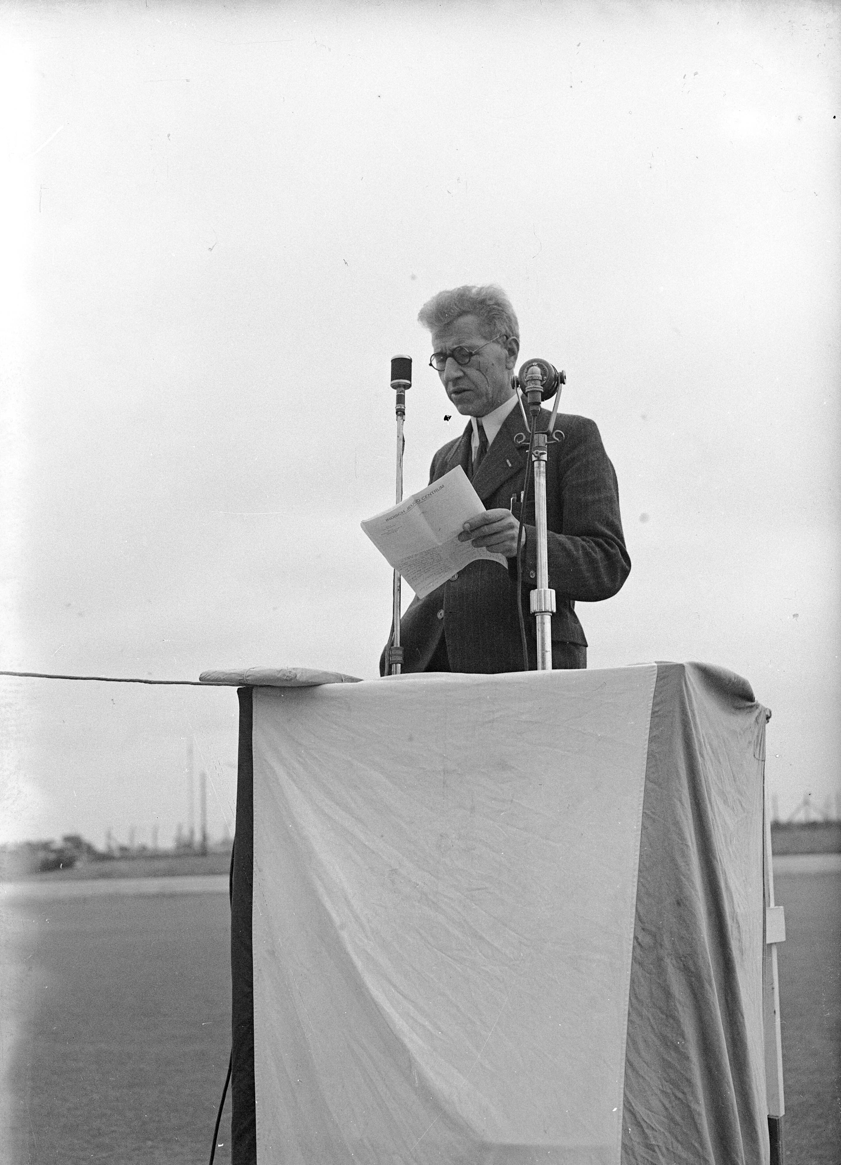 Fotocollectie Anefo — Landdag van de koninklijke vereniging "Oost en West" op het Hilversumse Sportpark — Foto: Sagers, Harry / Anefo. Licentie: Set B: Rechtenvrij / Publiek Domein. Bron: Nationaal Archief. http://hdl.handle.net/10648/a8adc28e-d0b4-102d-bcf8-003048976d84