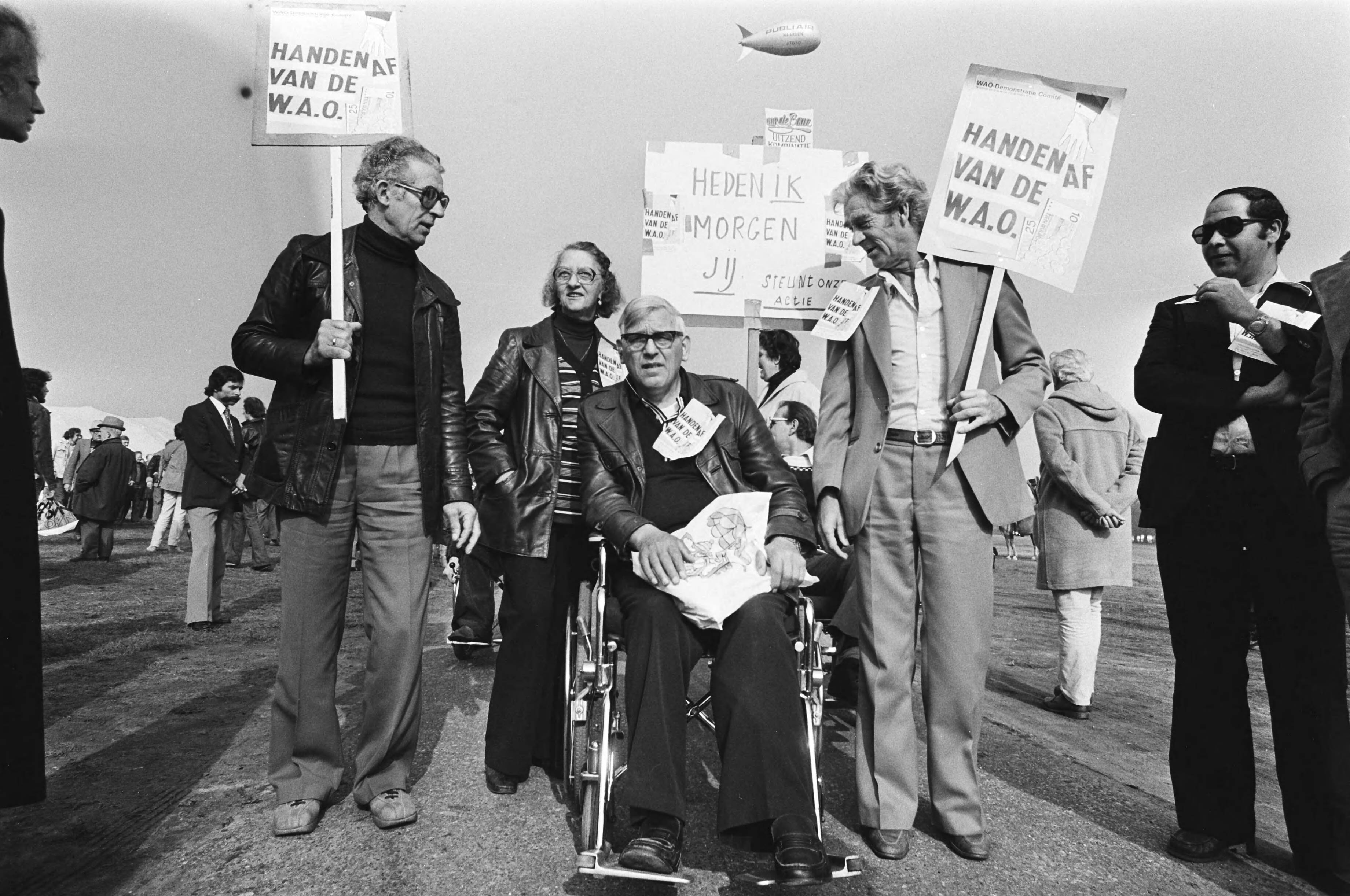 Fotocollectie Anefo — Den Haag , demonstratie mensen met sociale uitkeringen tegen bezuinigingen Bestek81 — Foto: Croes, Rob C. / Anefo. Licentie: Set B: Rechtenvrij / Publiek Domein. Bron: Nationaal Archief. http://hdl.handle.net/10648/acbce300-d0b4-102d-bcf8-003048976d84