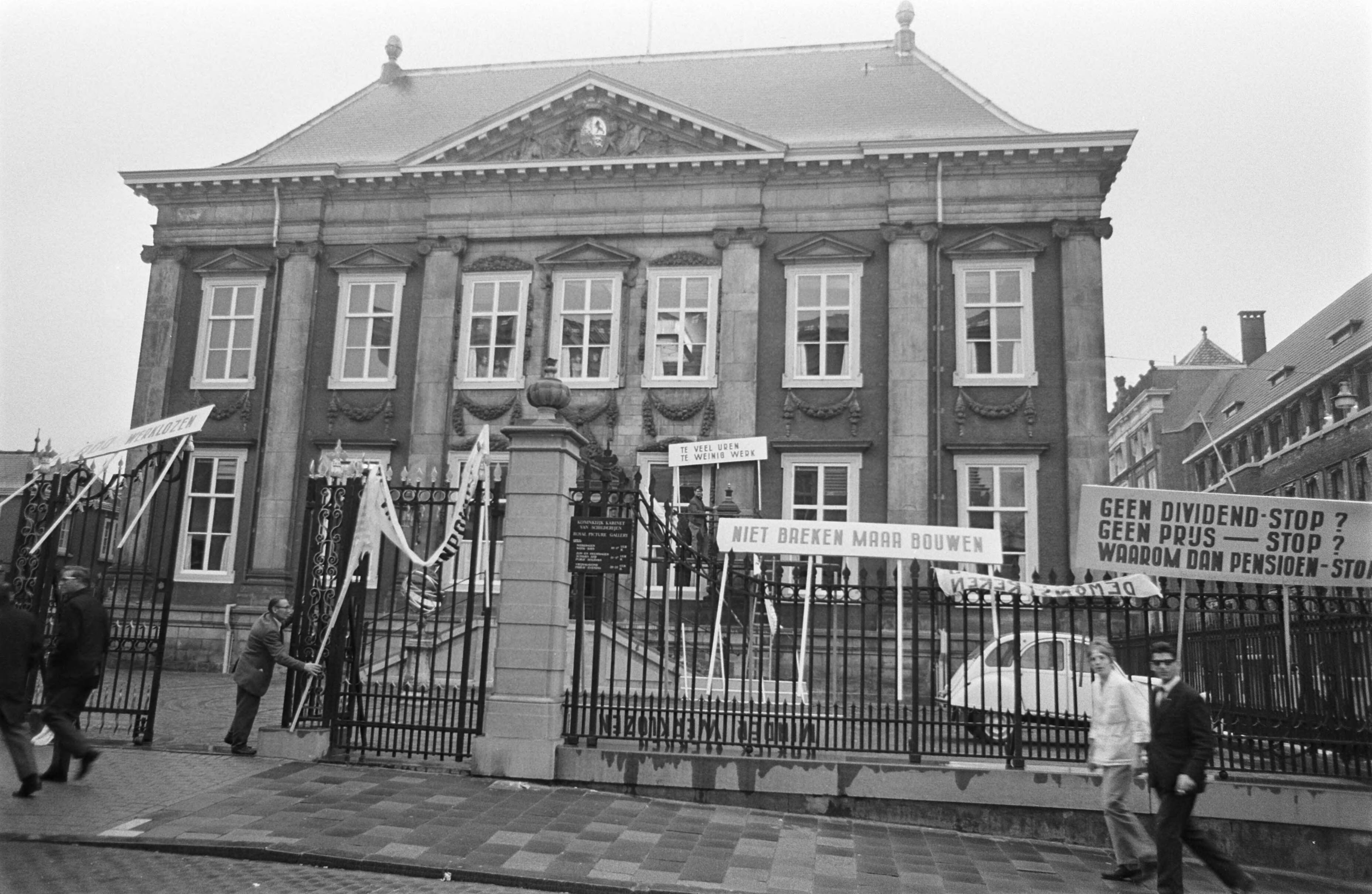 Fotocollectie Anefo — Het Mauritshuis te Den Haag vol met spandoeken die demonstranten op hek prikten. Kloos en Mertens op Malieveld — Foto: Nijs, Jac. de / Anefo. Licentie: Set B: Rechtenvrij / Publiek Domein. Bron: Nationaal Archief. http://hdl.handle.net/10648/ab3b8630-d0b4-102d-bcf8-003048976d84