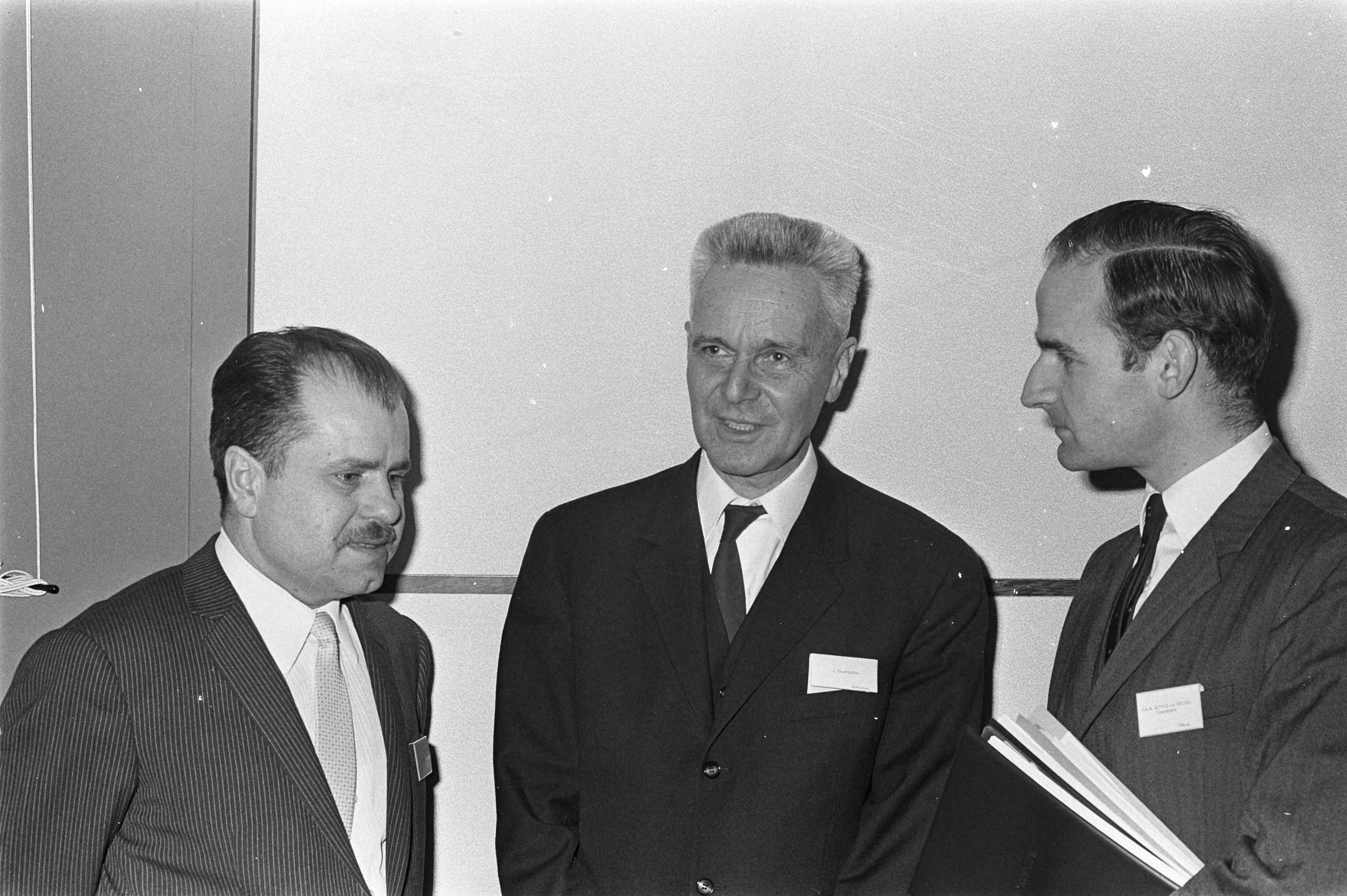Fotocollectie Anefo — Interacademiaal Oost West congres "Views on Europa" in Amsterdam v.l.n.r. prof. Z.R. Dittrich (Universiteit Utrecht), prof. J. Tinbergen en porf.dr.jhr. F.A.M. — Foto: Nijs, Jac. de / Anefo. Licentie: Set B: Rechtenvrij / Publiek Domein. Bron: Nationaal Archief. http://hdl.handle.net/10648/ab5b1e32-d0b4-102d-bcf8-003048976d84